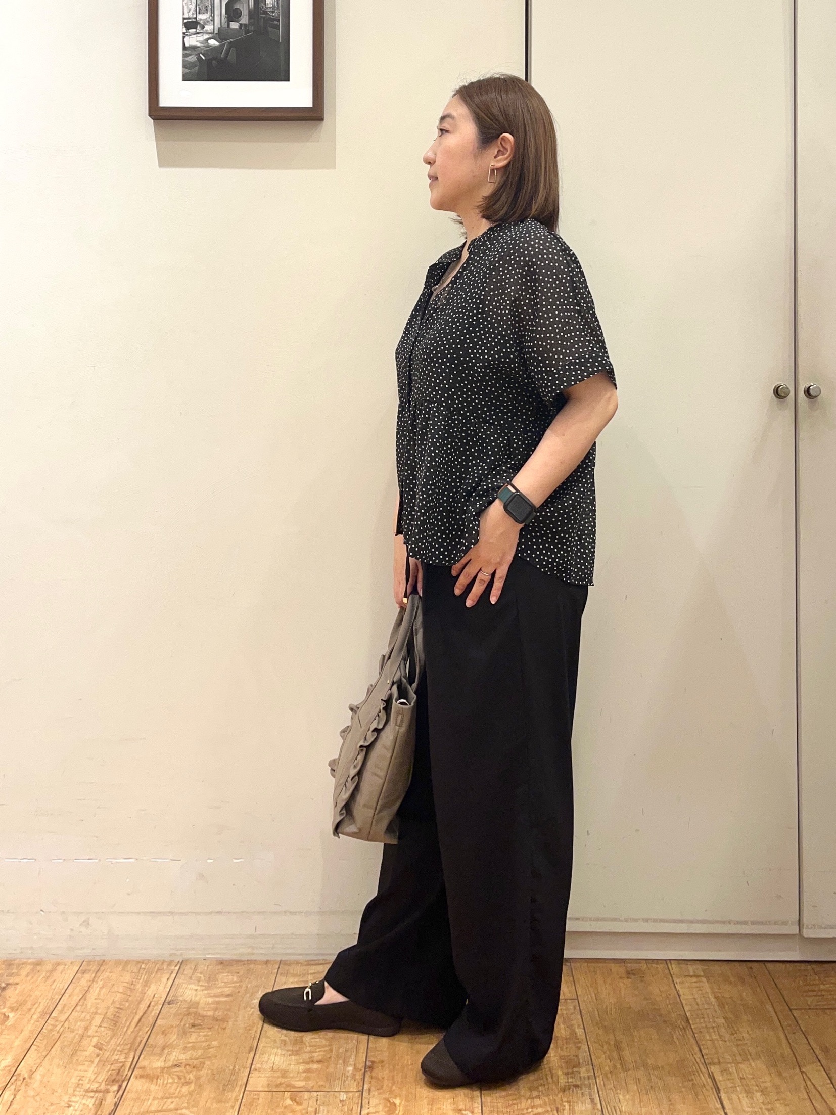 harusakuさんの「SHOO･LA･RUE｜【体型カバー/洗濯機可】二の腕とお腹周りが隠せる シアーペプラムブラウス」を使ったコーディネート