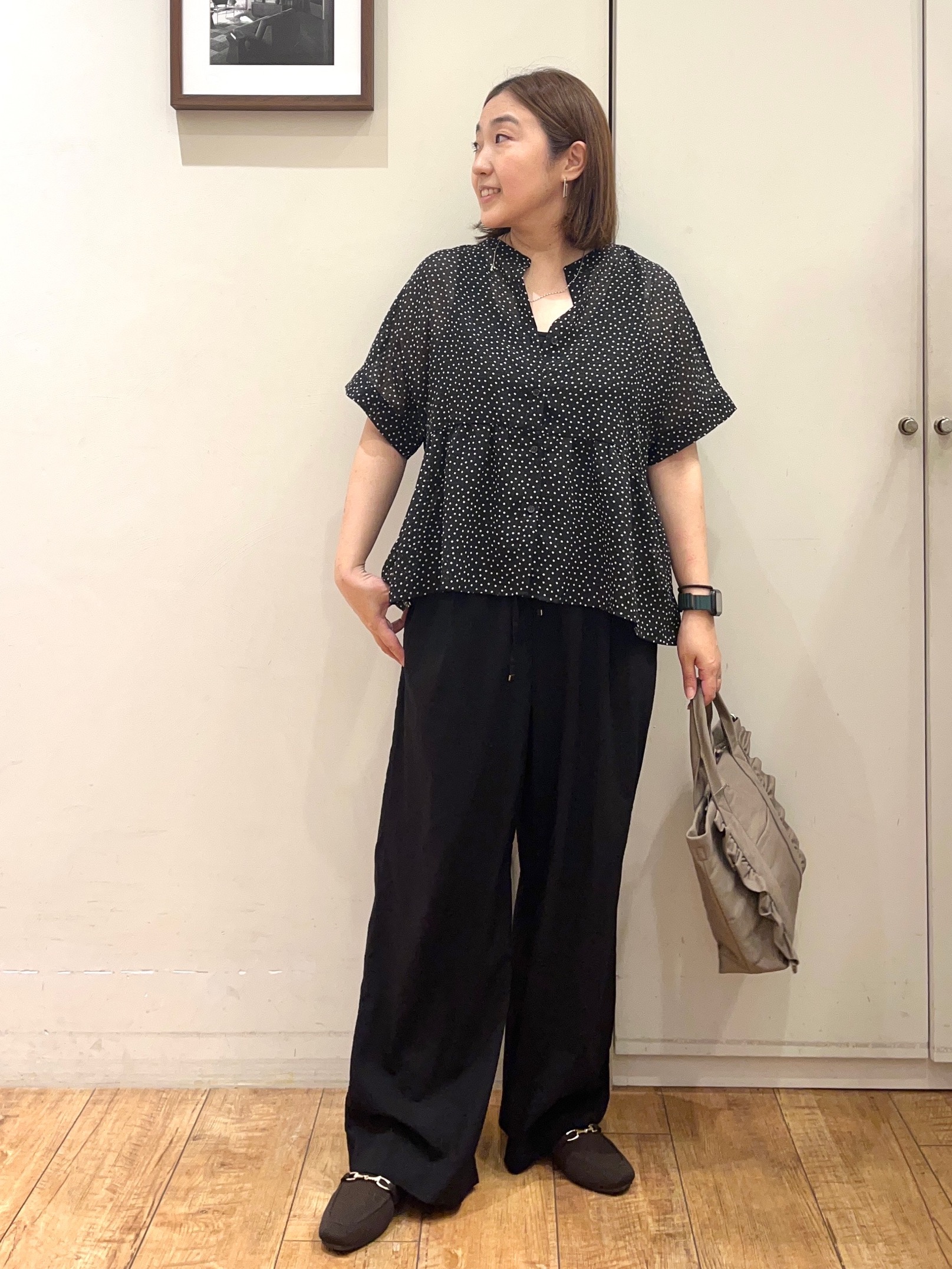 harusakuさんの「SHOO･LA･RUE｜【体型カバー/洗濯機可】二の腕とお腹周りが隠せる シアーペプラムブラウス」を使ったコーディネート