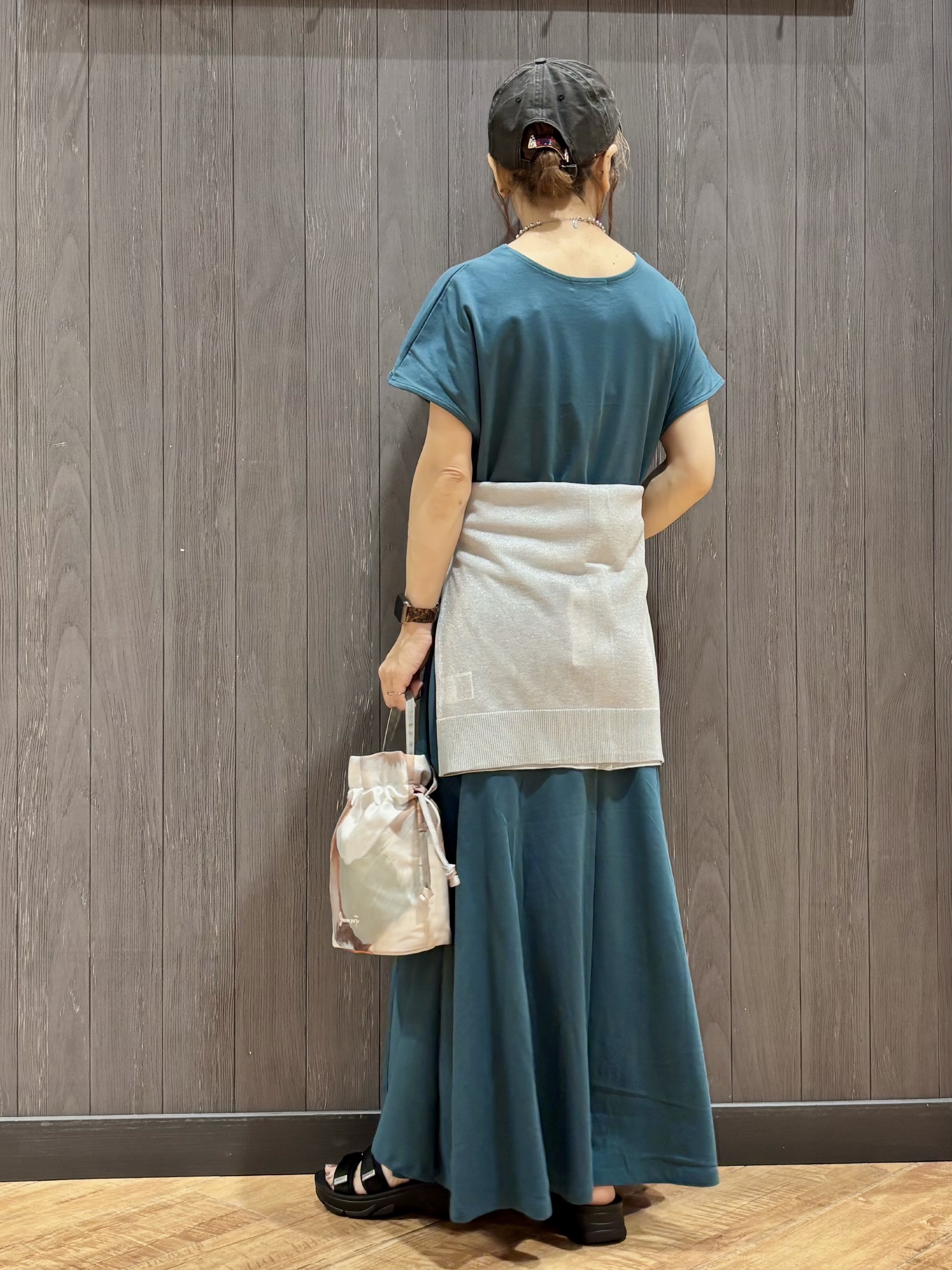 meiさんの「SHOO･LA･RUE｜【通気性〇/洗濯機可/S-LL】シアーラメカーディガン」を使ったコーディネート