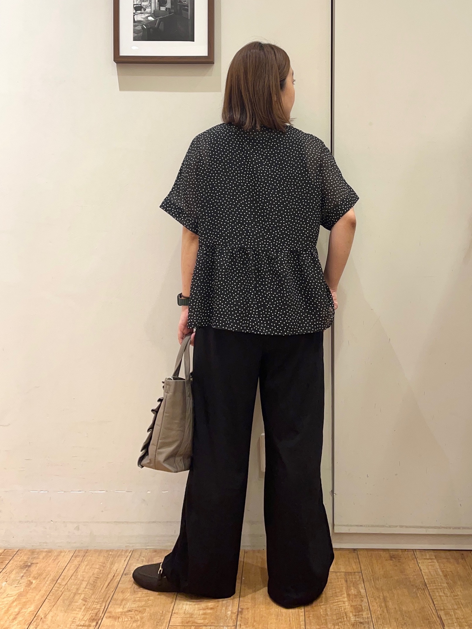 harusakuさんの「SHOO･LA･RUE｜【体型カバー/洗濯機可】二の腕とお腹周りが隠せる シアーペプラムブラウス」を使ったコーディネート