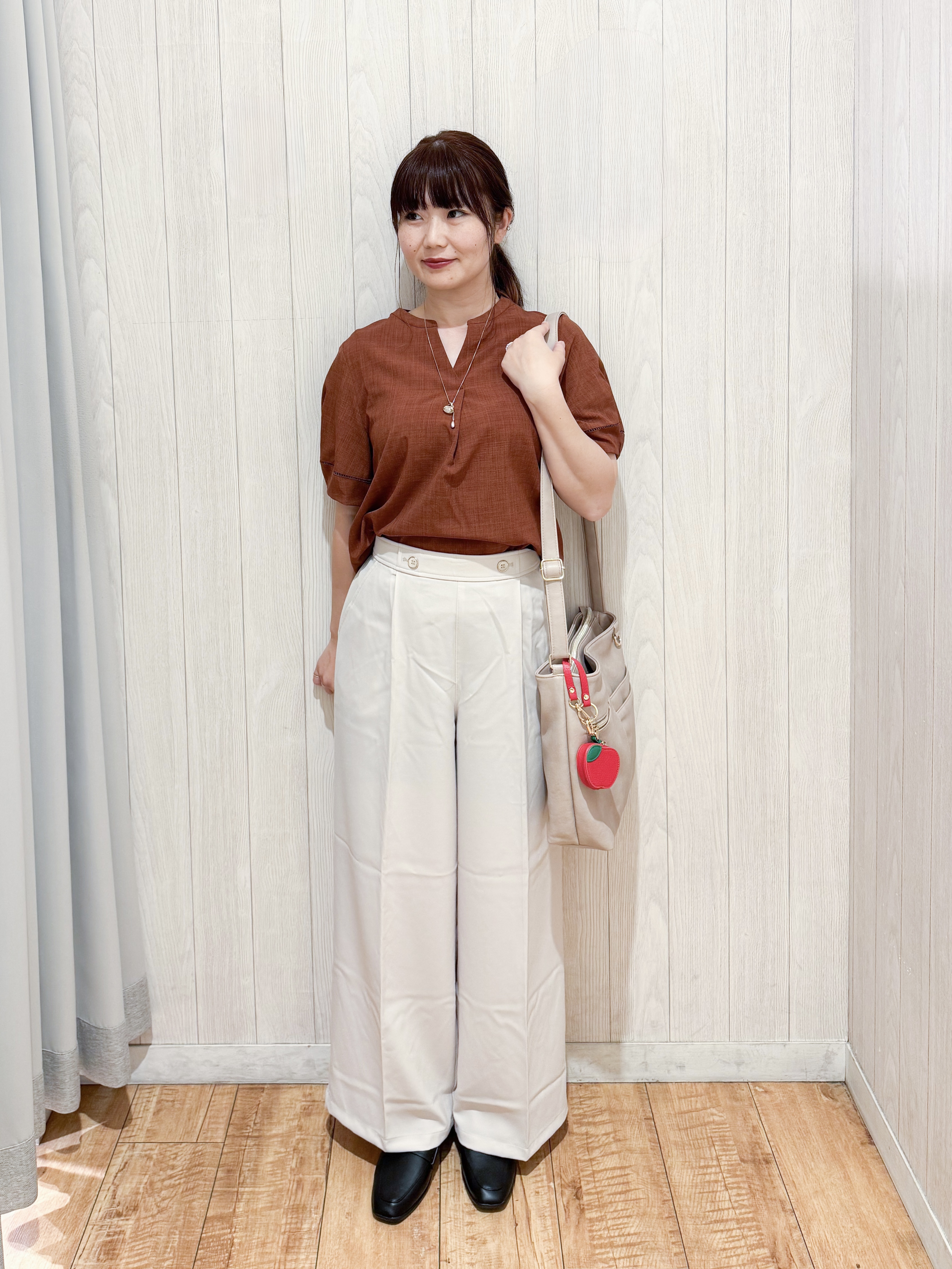 愛さんの「SHOO･LA･RUE｜【洗濯後しわになりにくい/インせずきまる】シンプルだけど女性らしい 麻調スキッパーブラウス」を使ったコーディネート