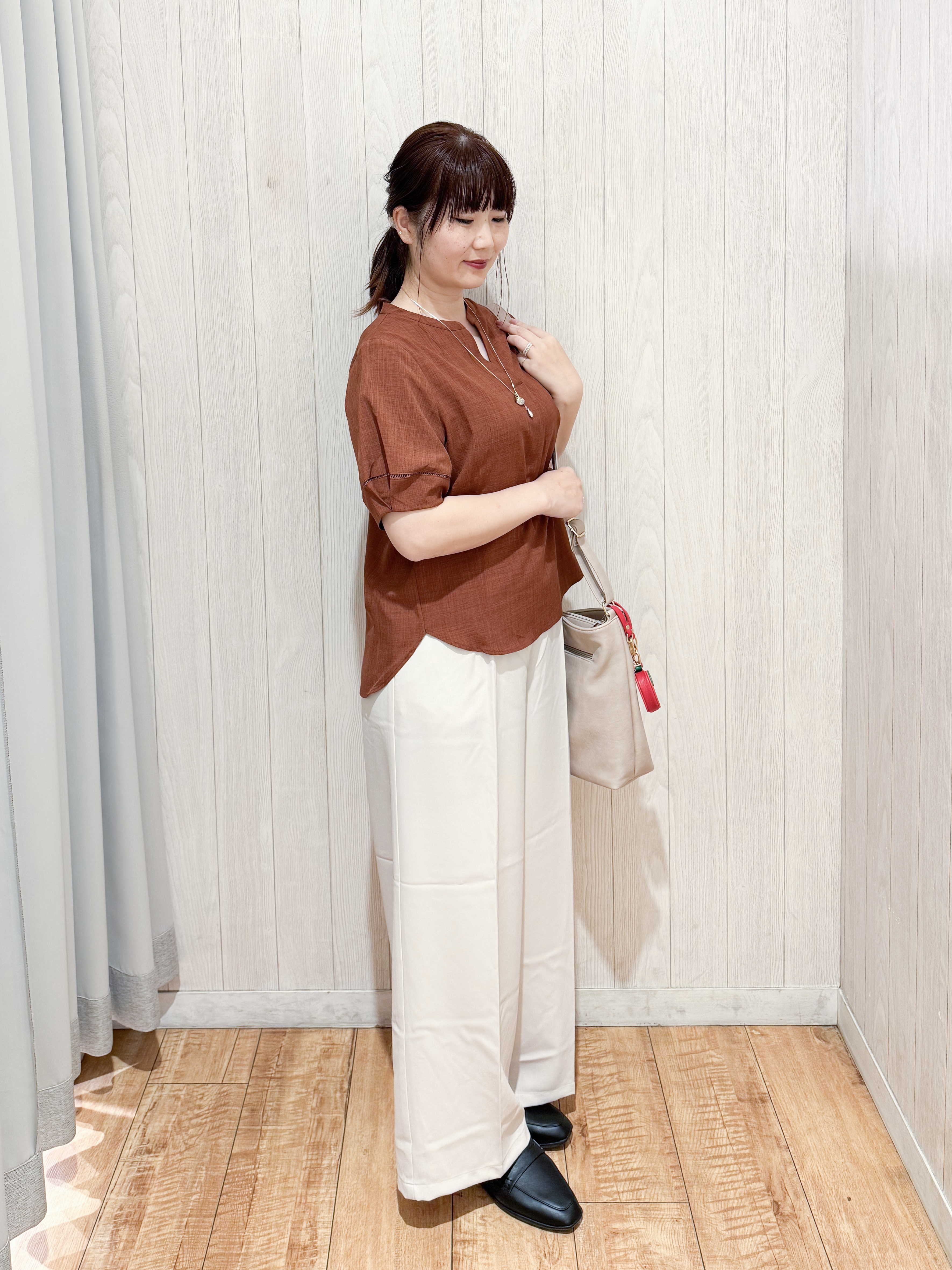 愛さんの「SHOO･LA･RUE｜【洗濯後しわになりにくい/インせずきまる】シンプルだけど女性らしい 麻調スキッパーブラウス」を使ったコーディネート