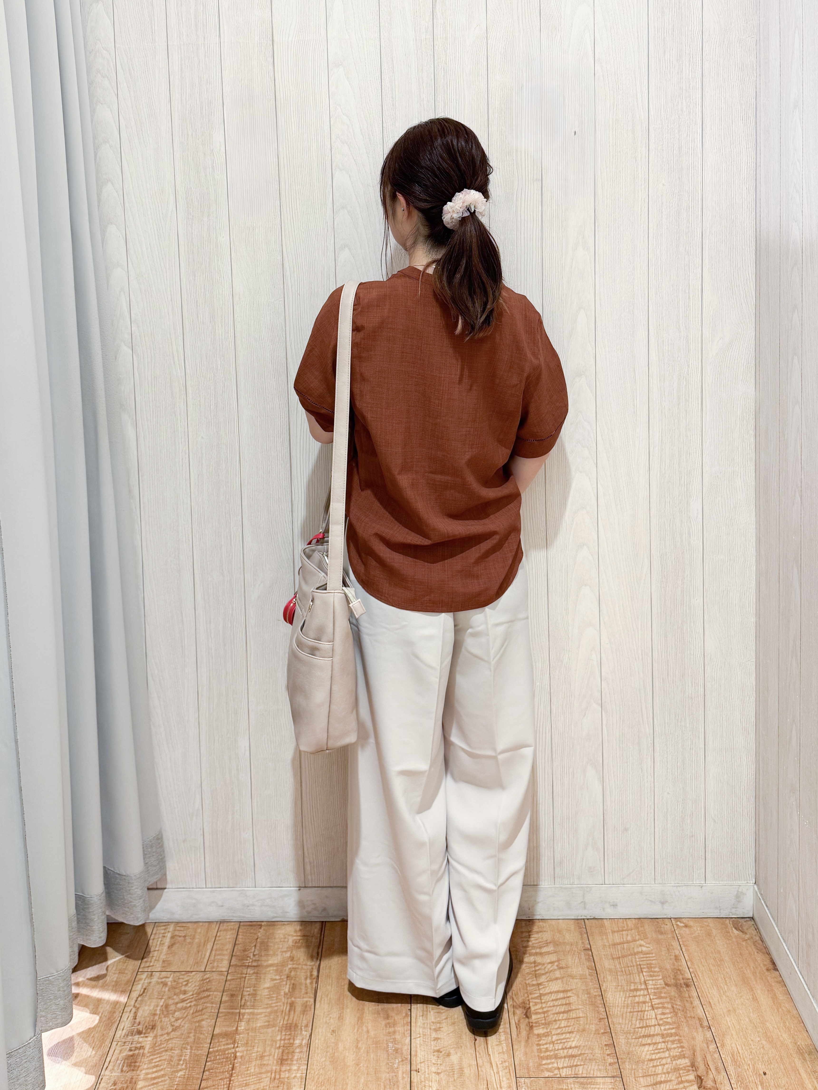 愛さんの「SHOO･LA･RUE｜【洗濯後しわになりにくい/インせずきまる】シンプルだけど女性らしい 麻調スキッパーブラウス」を使ったコーディネート