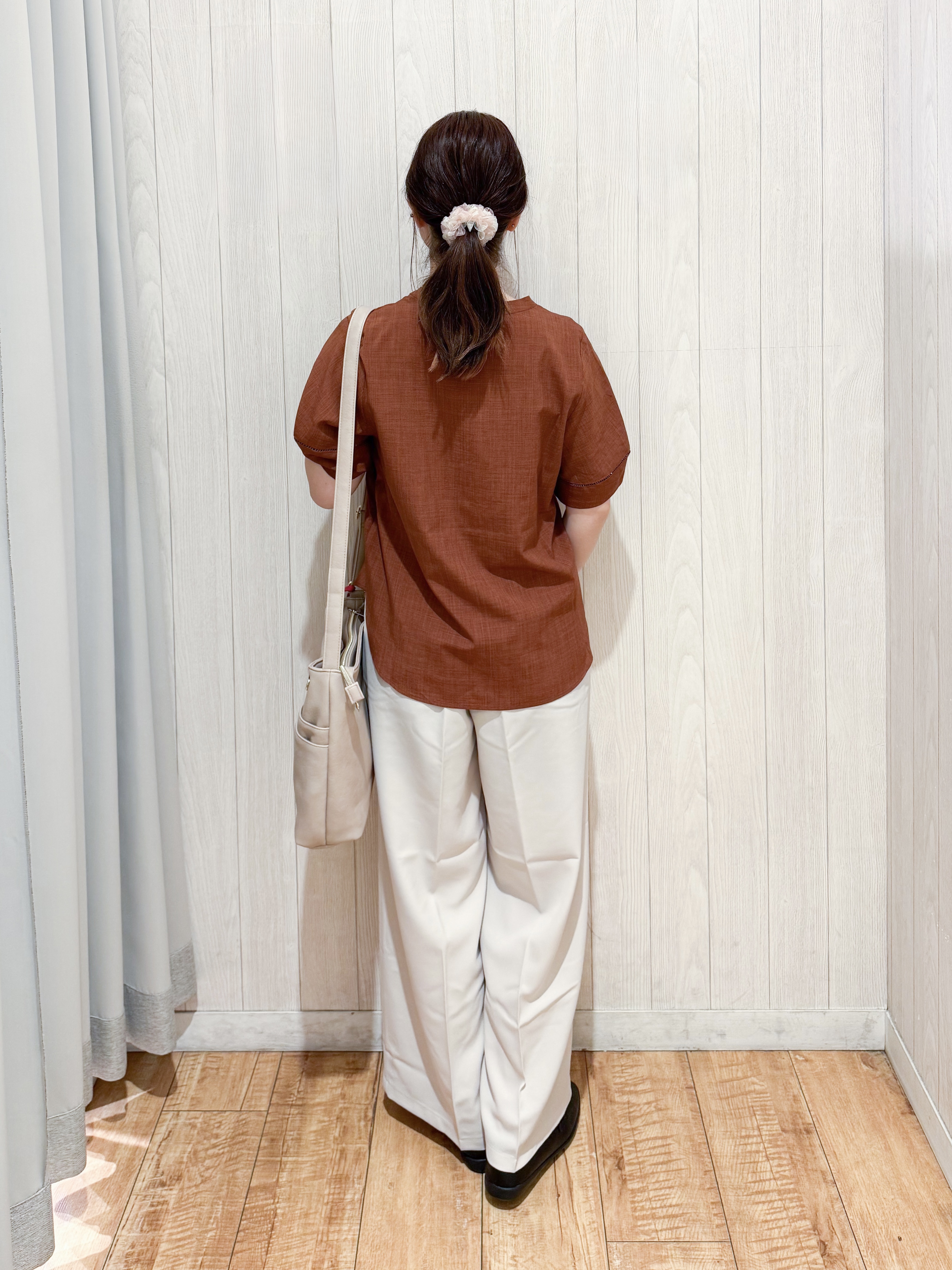 愛さんの「SHOO･LA･RUE｜【洗濯後しわになりにくい/インせずきまる】シンプルだけど女性らしい 麻調スキッパーブラウス」を使ったコーディネート