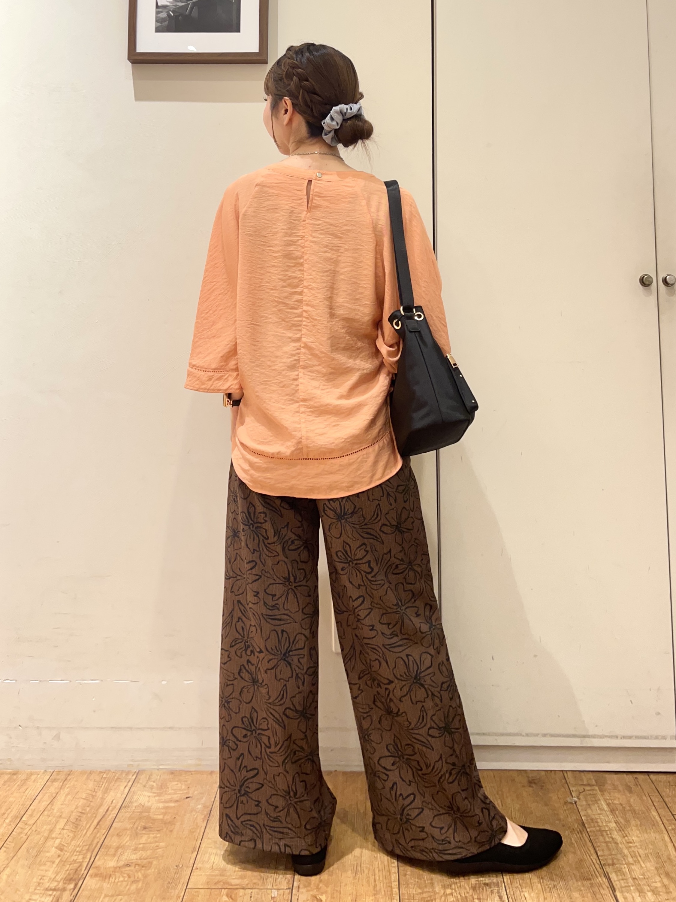 AIRIさんの「SHOO･LA･RUE｜【S-LL/洗濯機可/体型カバー】はしごレースがポイント スラブポンチョ風ブラウス」を使ったコーディネート