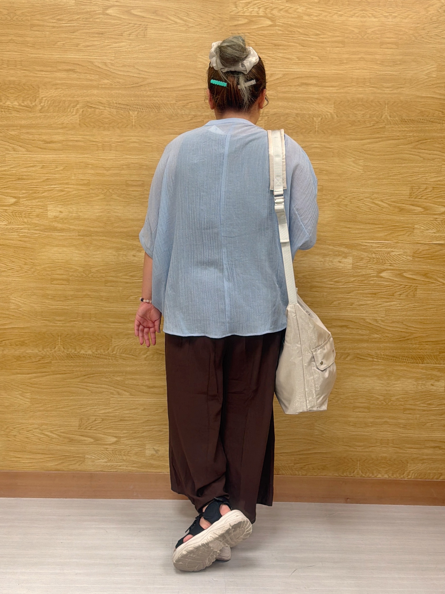 ぁむさんの「SHOO･LA･RUE｜【洗濯機可/選べる6色】程よいシアー感が涼し気 ゆったりワッシャードルマンブラウス」を使ったコーディネート