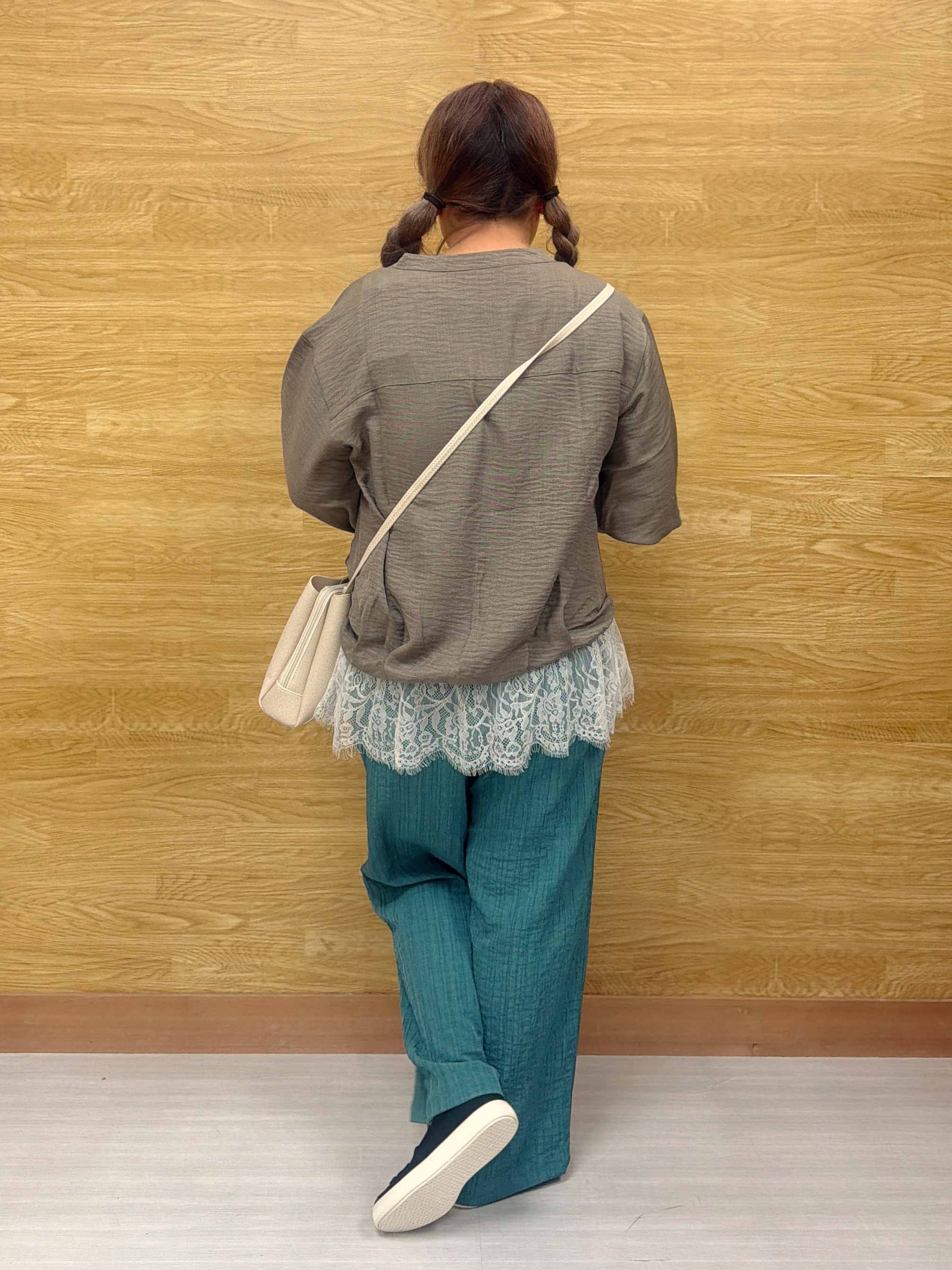 ぁむさんの「SHOO･LA･RUE｜【インしないで着られる/S-LL/洗濯機可】1枚で決まる裾レース 大人上品スキッパーブラウス」を使ったコーディネート