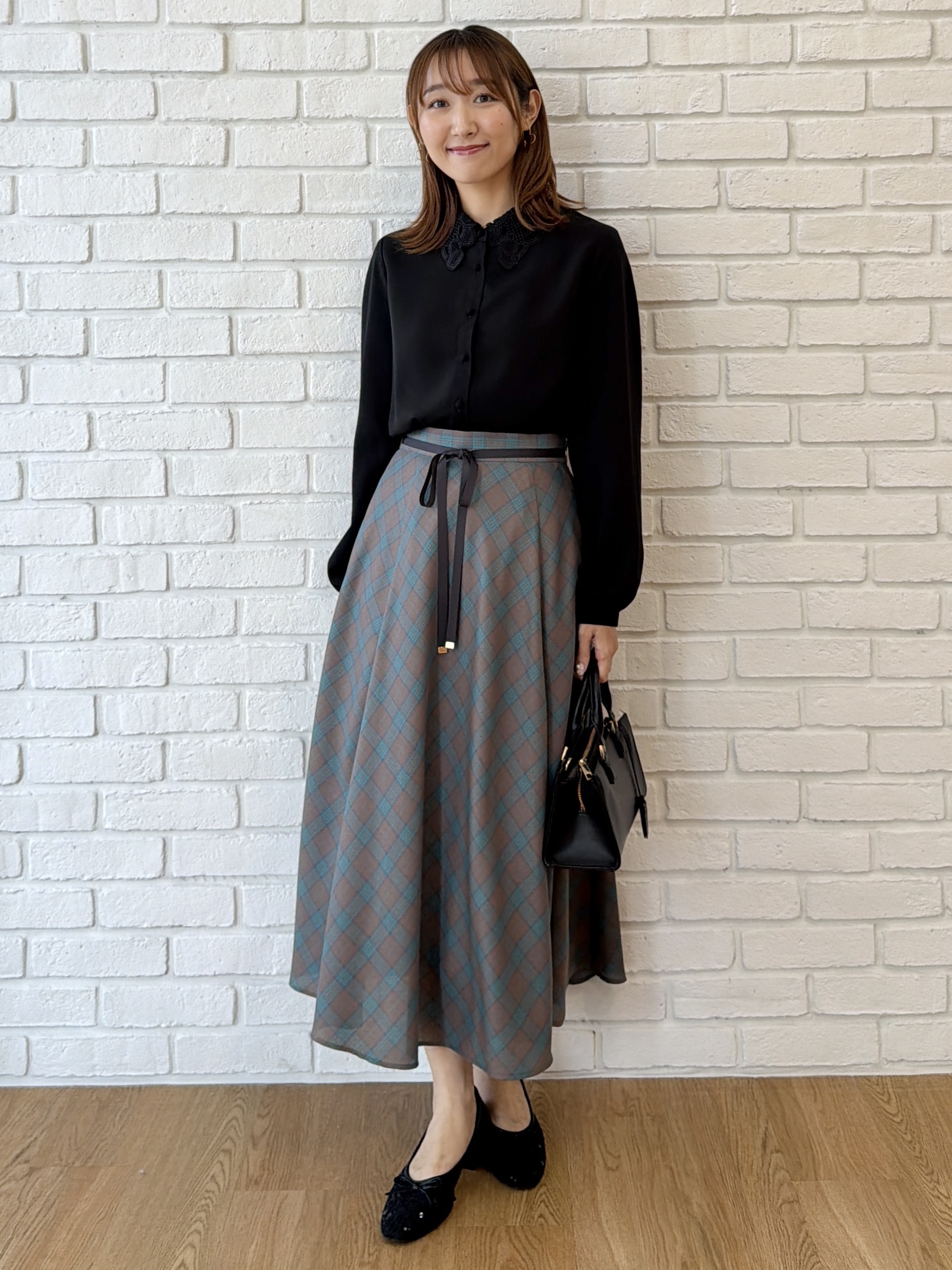 みぃさんの「Couture brooch｜【好印象】シェードチェック先染めジョーゼットスカート【洗濯機可】」を使ったコーディネート
