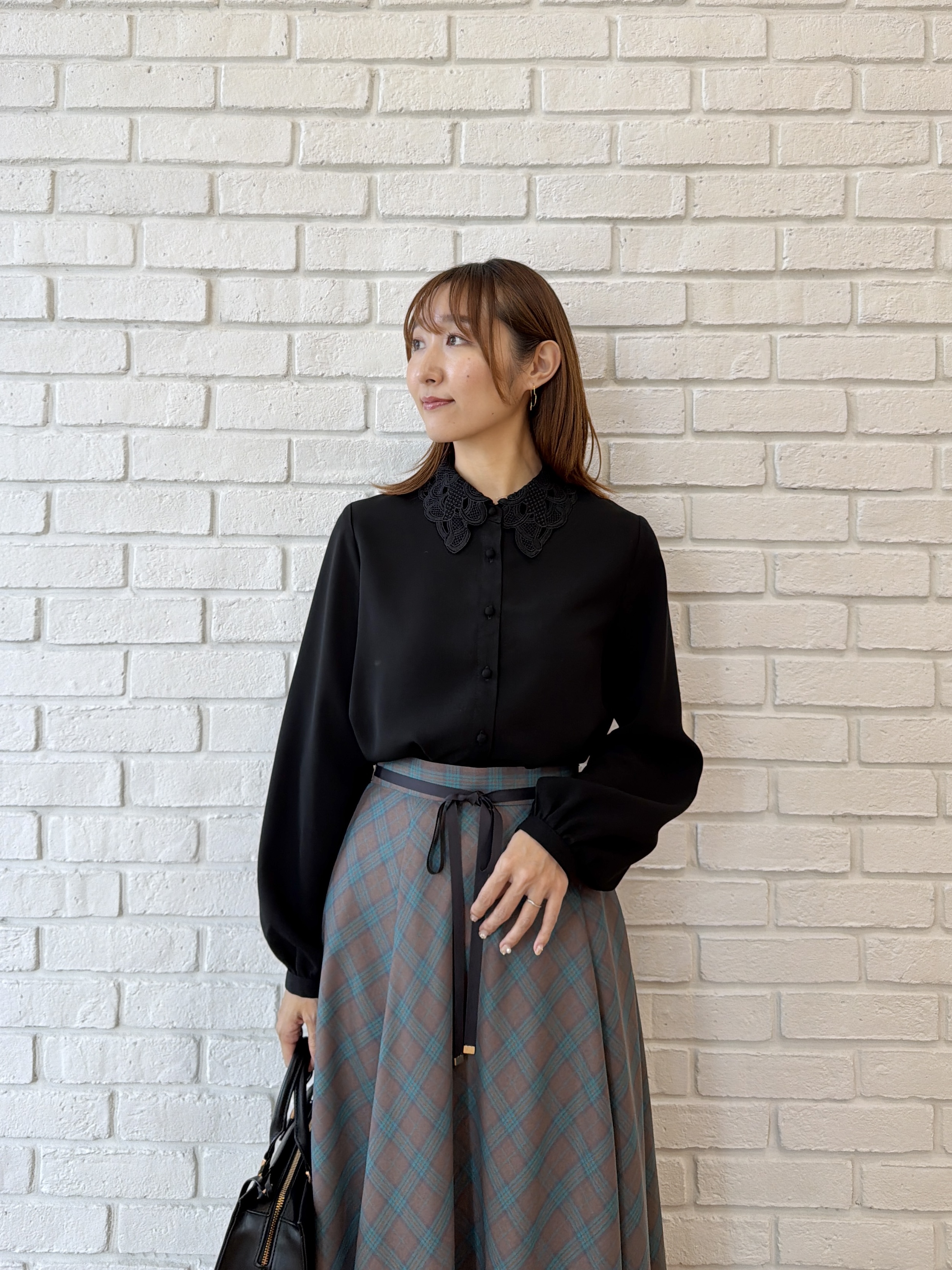 みぃさんの「Couture brooch｜【好印象】シェードチェック先染めジョーゼットスカート【洗濯機可】」を使ったコーディネート