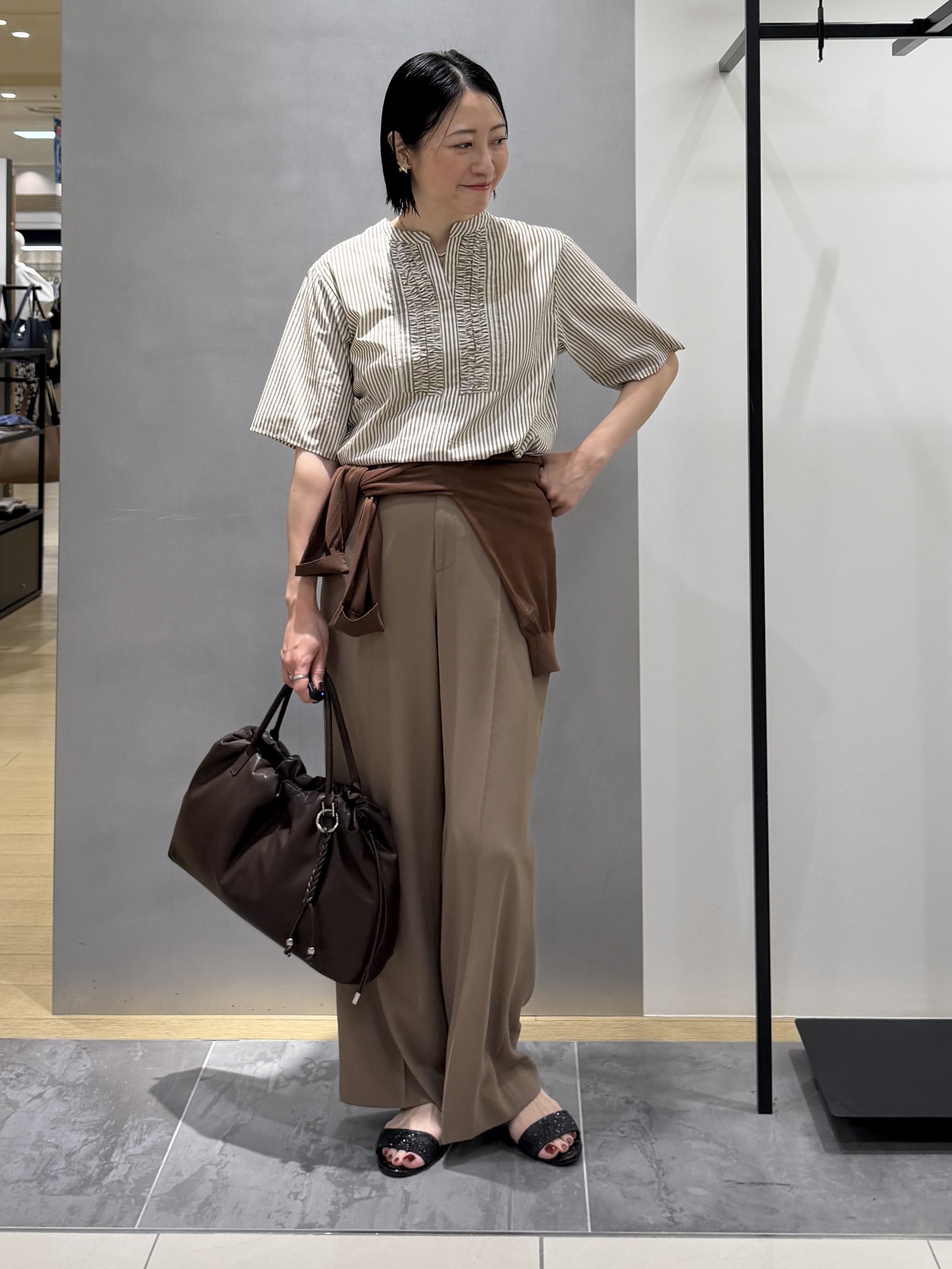 shihoさんの「INDIVI｜【初秋/UVケア/着る日傘】ワイドストレートパンツ」を使ったコーディネート