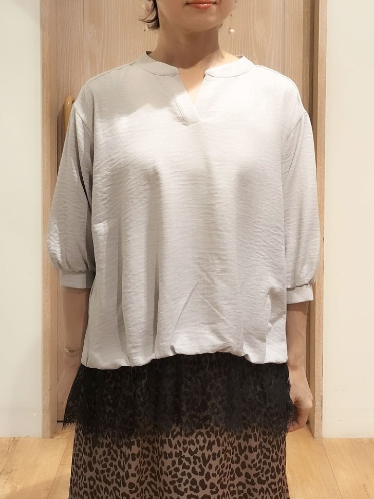 YUKIさんの「SHOO･LA･RUE｜【インしないで着られる/S-LL/洗濯機可】1枚で決まる裾レース 大人上品スキッパーブラウス」を使ったコーディネート