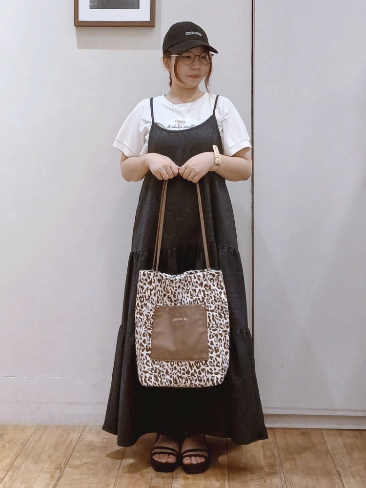 Riranさんの「SHOO･LA･RUE｜【汗じみ防止/S-LL/体型カバー/洗濯機可】汗じみが気になりにくい 大人の刺繍ロゴTシャツ」を使ったコーディネート