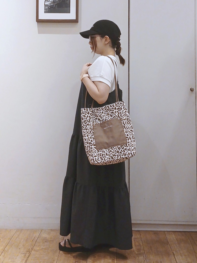 Riranさんの「SHOO･LA･RUE｜【汗じみ防止/S-LL/体型カバー/洗濯機可】汗じみが気になりにくい 大人の刺繍ロゴTシャツ」を使ったコーディネート