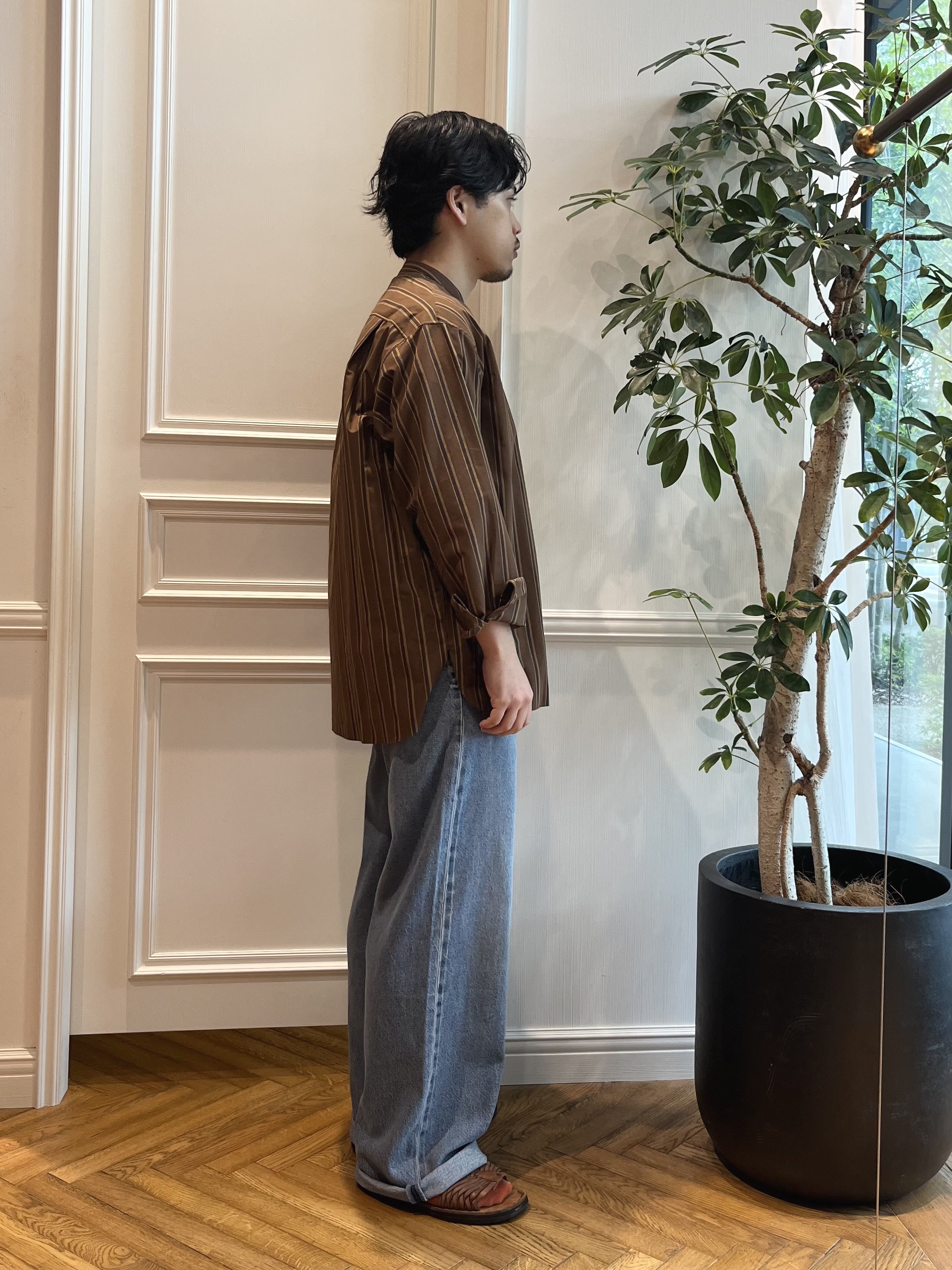 Tokuさんの「DRESSTERIOR｜【日本製】バンドカラー ブラウンレジメンタル ストライプシャツ」を使ったコーディネート