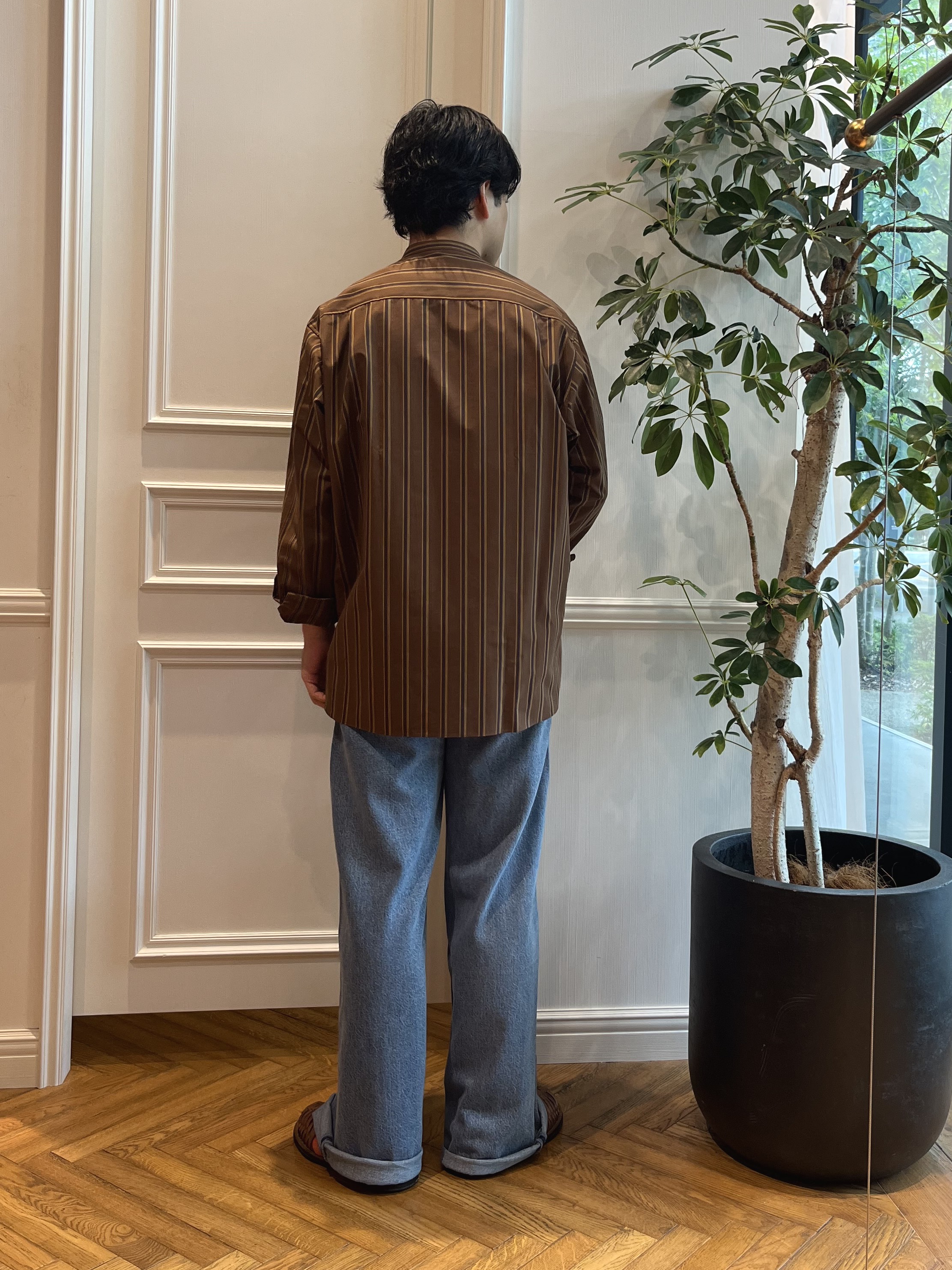 Tokuさんの「DRESSTERIOR｜【日本製】バンドカラー ブラウンレジメンタル ストライプシャツ」を使ったコーディネート