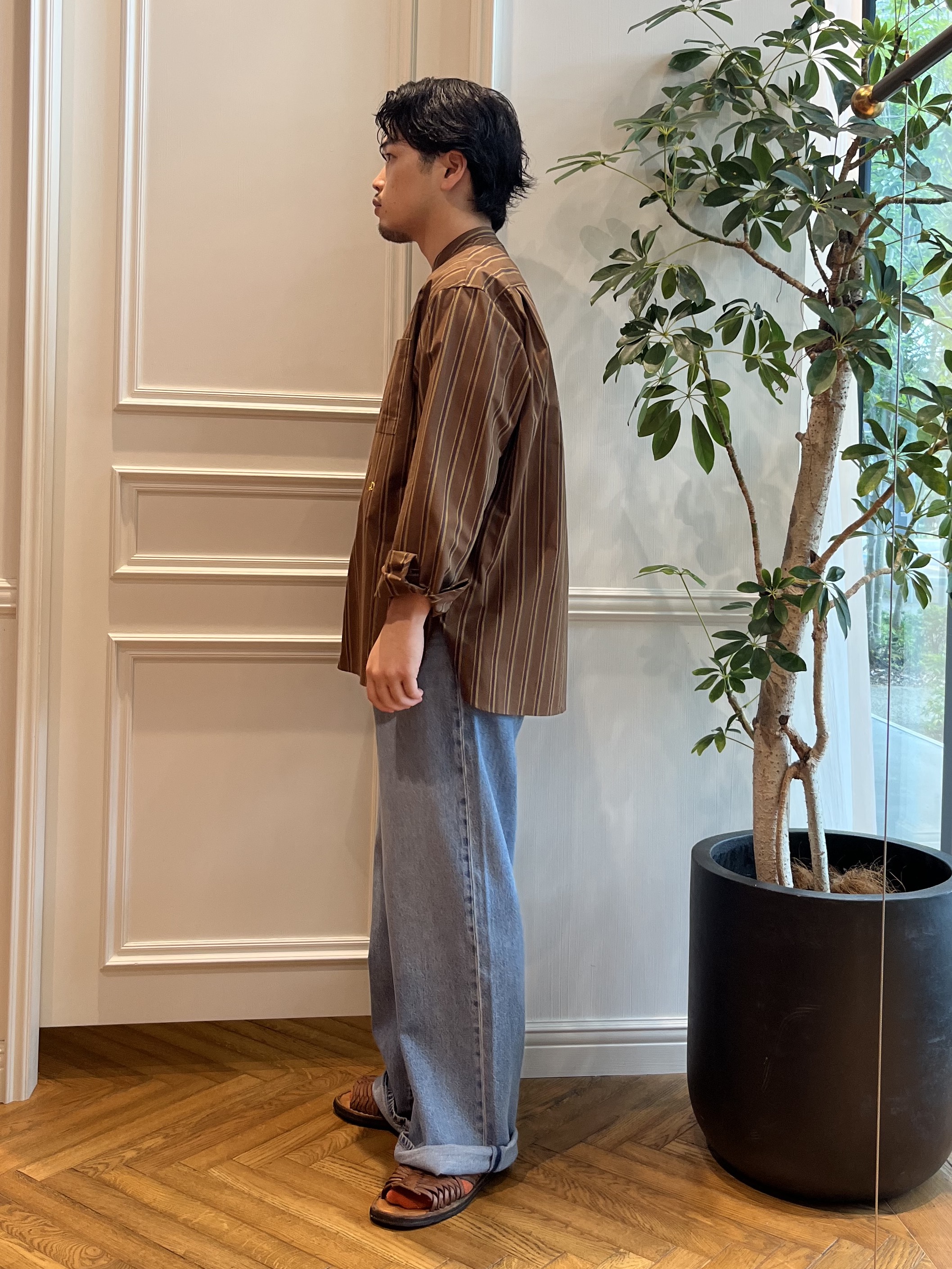 Tokuさんの「DRESSTERIOR｜【日本製】バンドカラー ブラウンレジメンタル ストライプシャツ」を使ったコーディネート