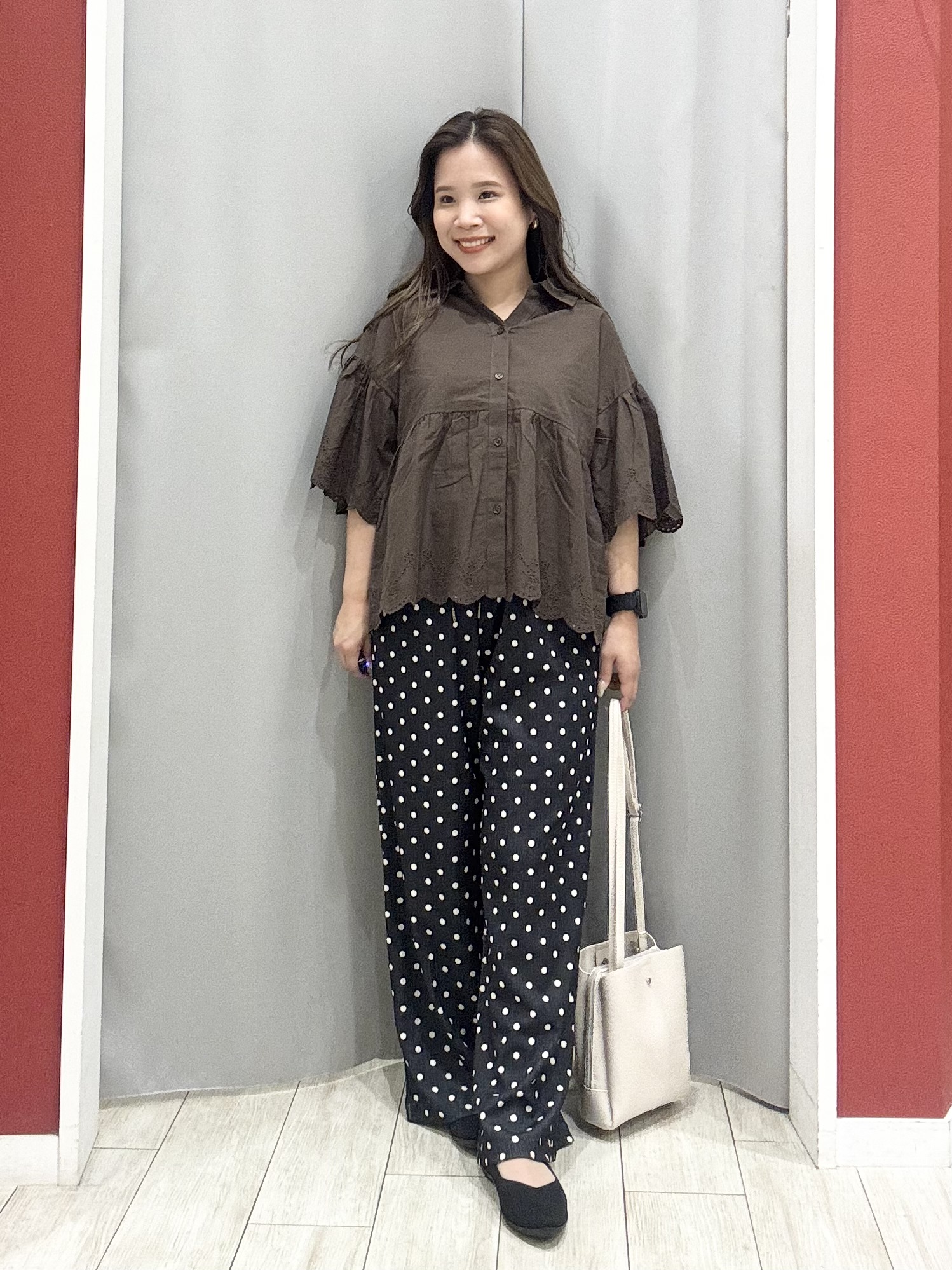 shioさんの「SHOO･LA･RUE｜【洗濯機可/綿100％/体型カバー】刺繍レースがこなれ見え 二の腕が隠せる ペプラムブラウス」を使ったコーディネート