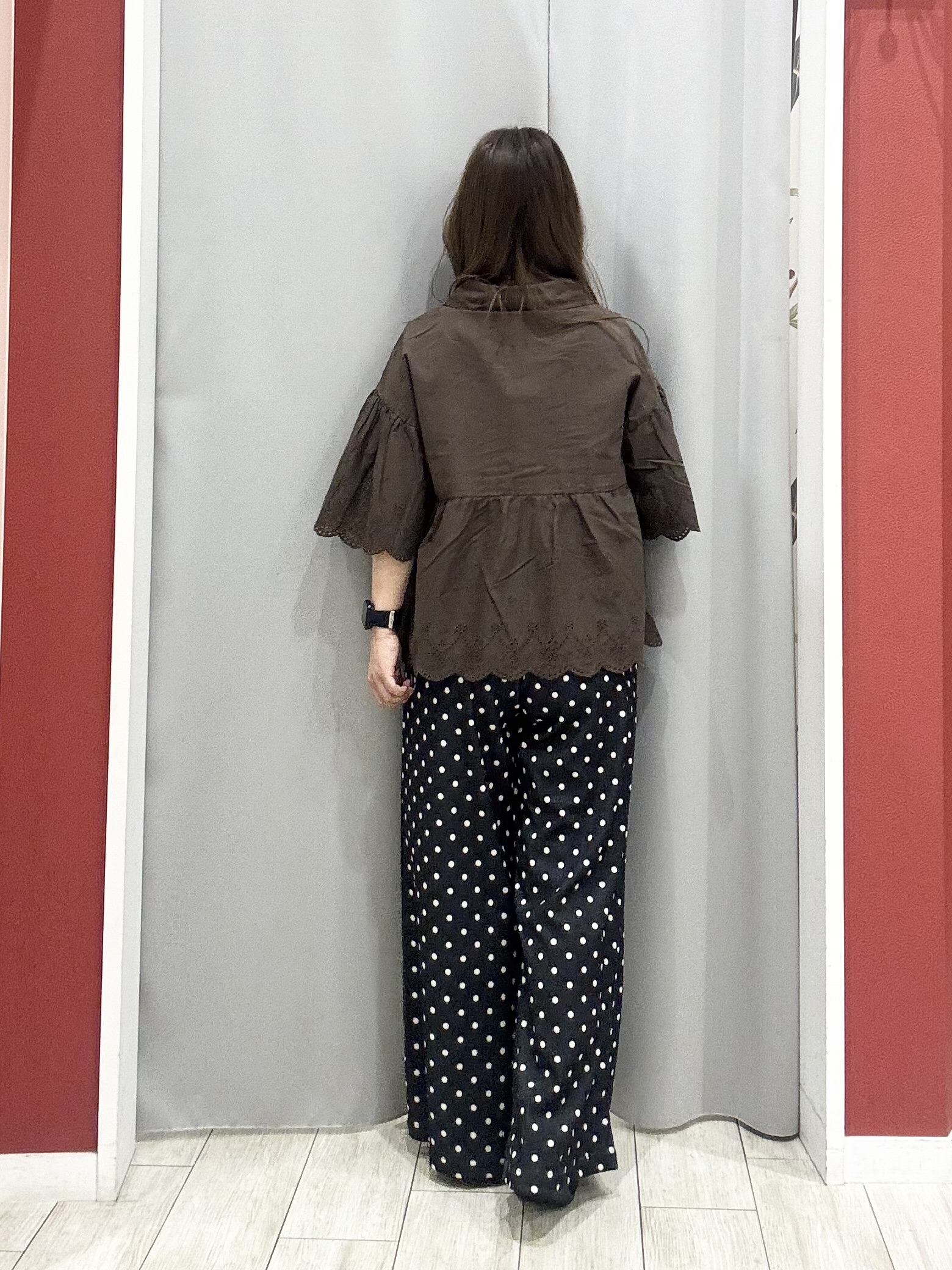 shioさんの「SHOO･LA･RUE｜【洗濯機可/綿100％/体型カバー】刺繍レースがこなれ見え 二の腕が隠せる ペプラムブラウス」を使ったコーディネート