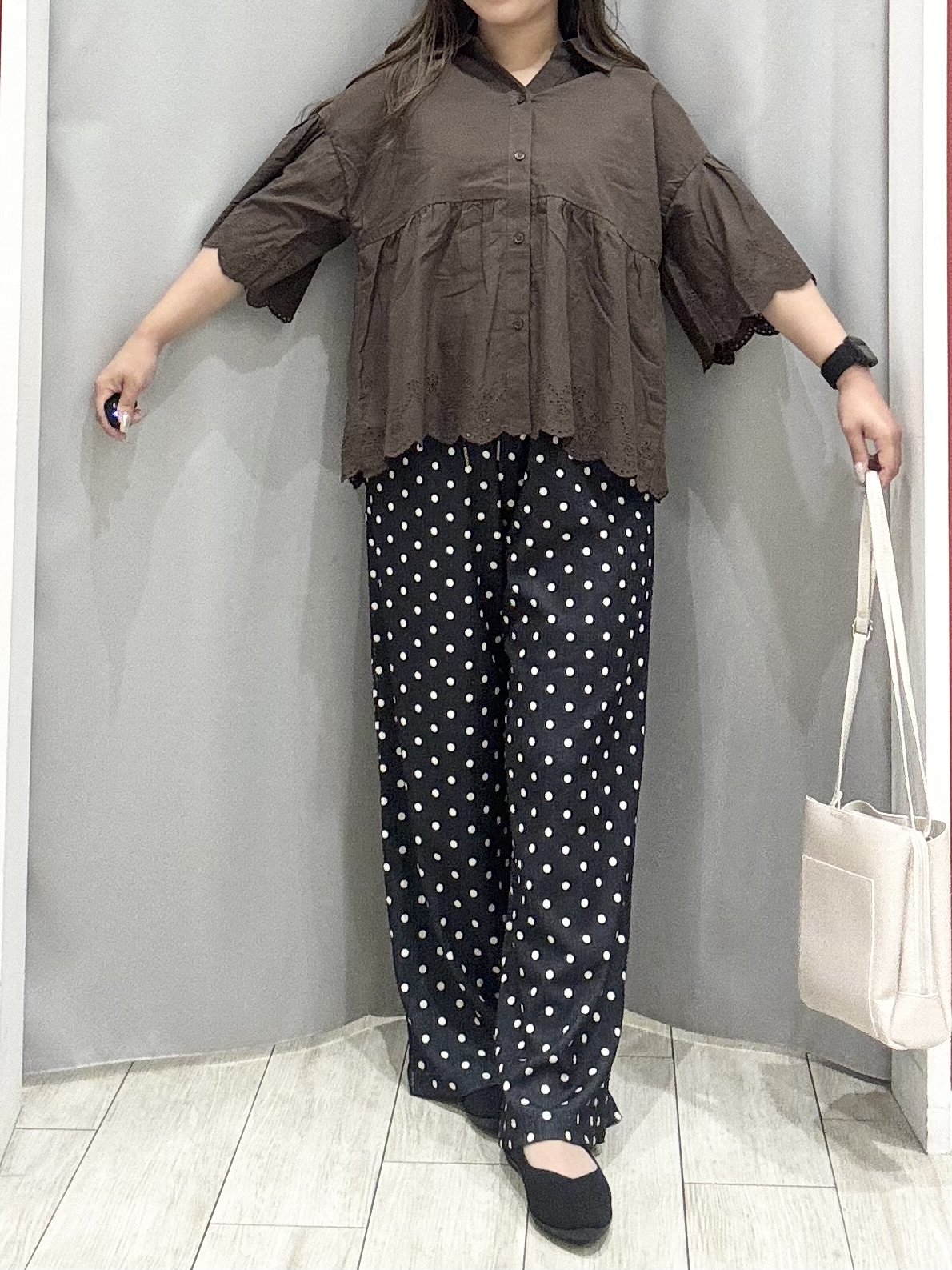 shioさんの「SHOO･LA･RUE｜【洗濯機可/綿100％/体型カバー】刺繍レースがこなれ見え 二の腕が隠せる ペプラムブラウス」を使ったコーディネート