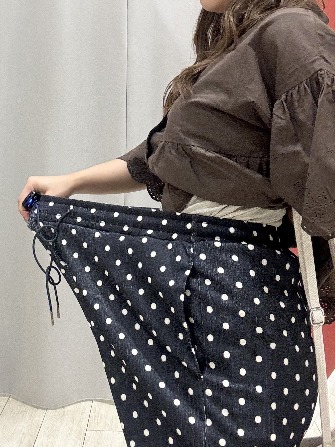 shioさんの「SHOO･LA･RUE｜【洗濯機可/綿100％/体型カバー】刺繍レースがこなれ見え 二の腕が隠せる ペプラムブラウス」を使ったコーディネート