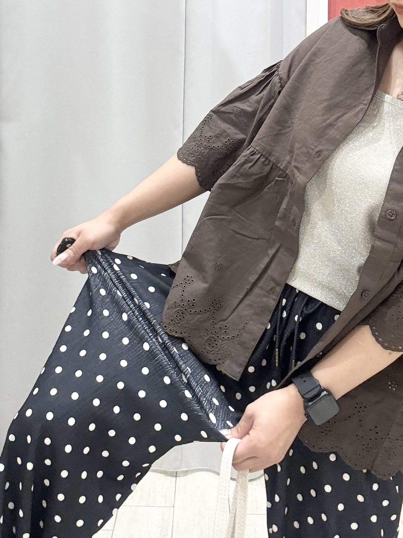 shioさんの「SHOO･LA･RUE｜【洗濯機可/綿100％/体型カバー】刺繍レースがこなれ見え 二の腕が隠せる ペプラムブラウス」を使ったコーディネート