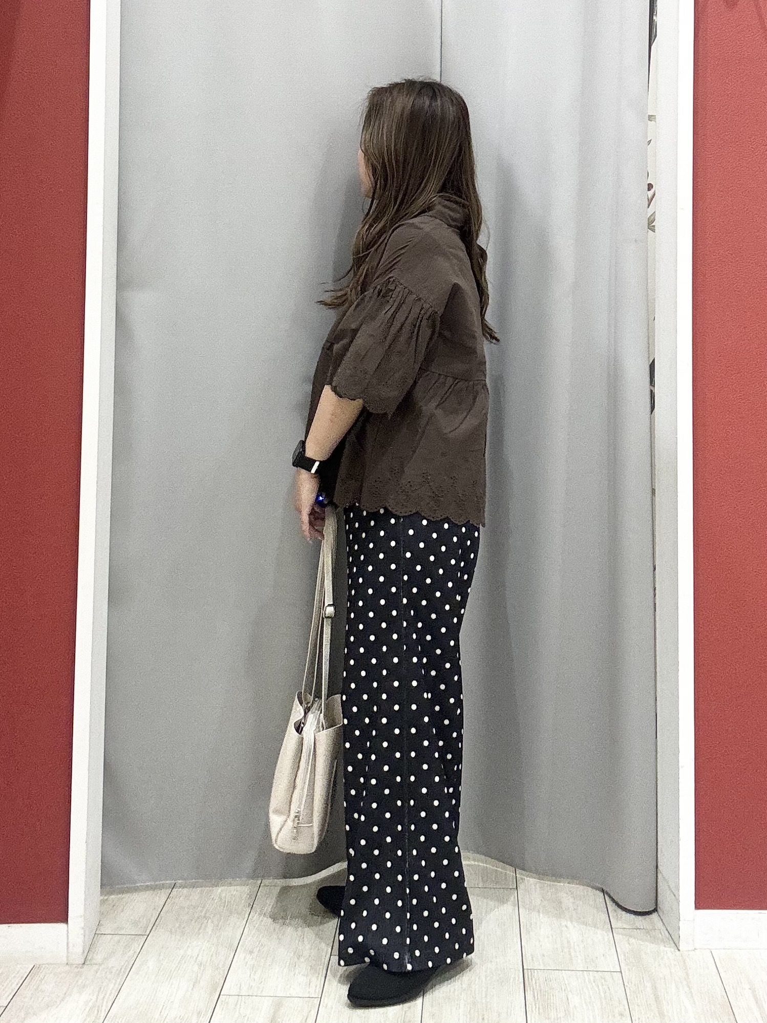 shioさんの「SHOO･LA･RUE｜【洗濯機可/綿100％/体型カバー】刺繍レースがこなれ見え 二の腕が隠せる ペプラムブラウス」を使ったコーディネート