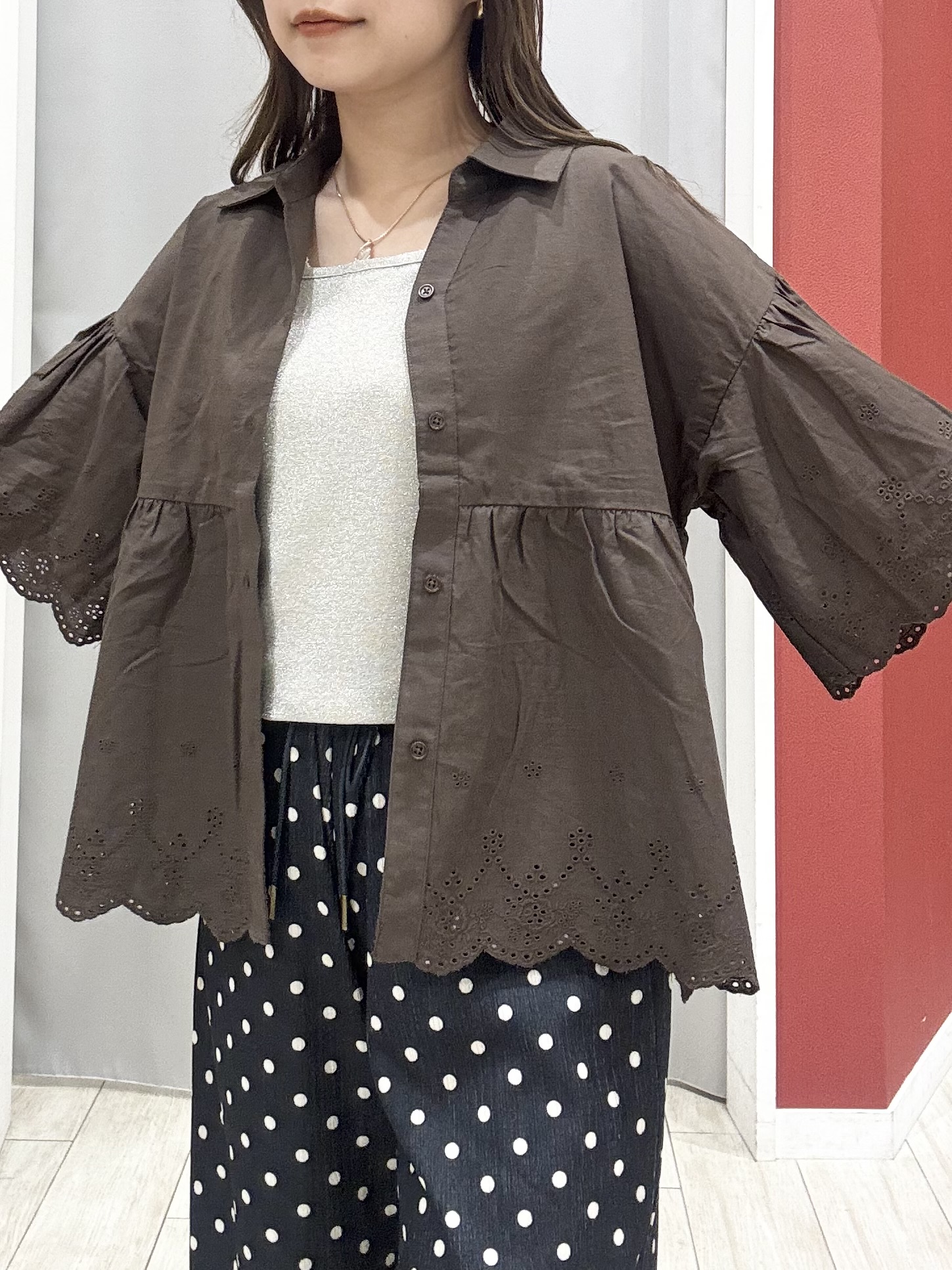 shioさんの「SHOO･LA･RUE｜【洗濯機可/綿100％/体型カバー】刺繍レースがこなれ見え 二の腕が隠せる ペプラムブラウス」を使ったコーディネート