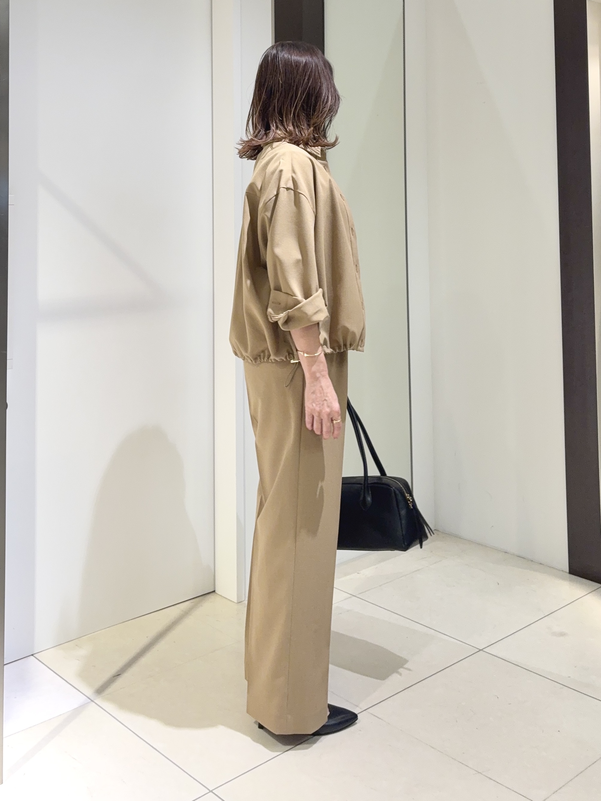 tomoさんの「UNTITLED｜【秋羽織り/セットアップ可/UVカット】エアリークールドロストシャツ」を使ったコーディネート