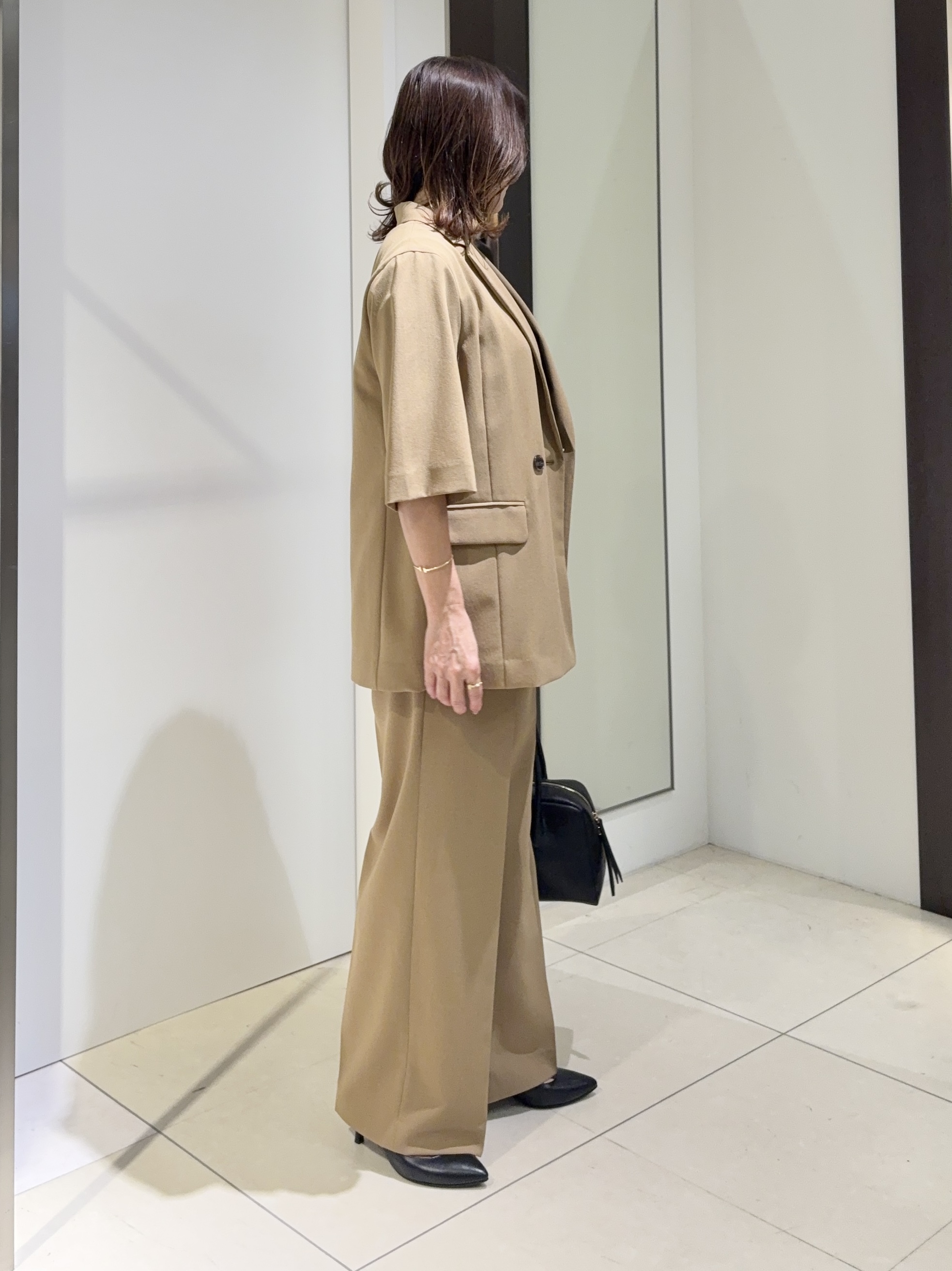 tomoさんの「UNTITLED｜【秋の通勤羽織/セットアップ可/UVカット】エアリークール半袖ジャケット」を使ったコーディネート