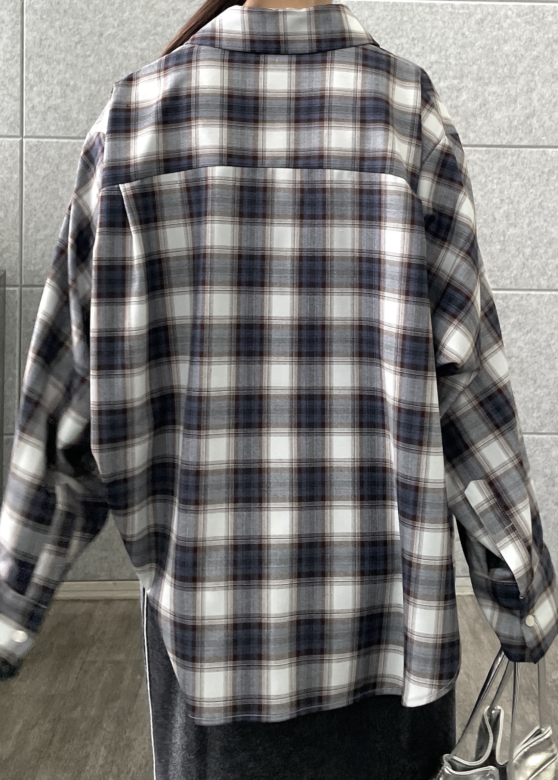 Renoさんの「INDIVI｜タイムレスフォルムシャツ【LIVE紹介／上枝みどりさん着用】」を使ったコーディネート