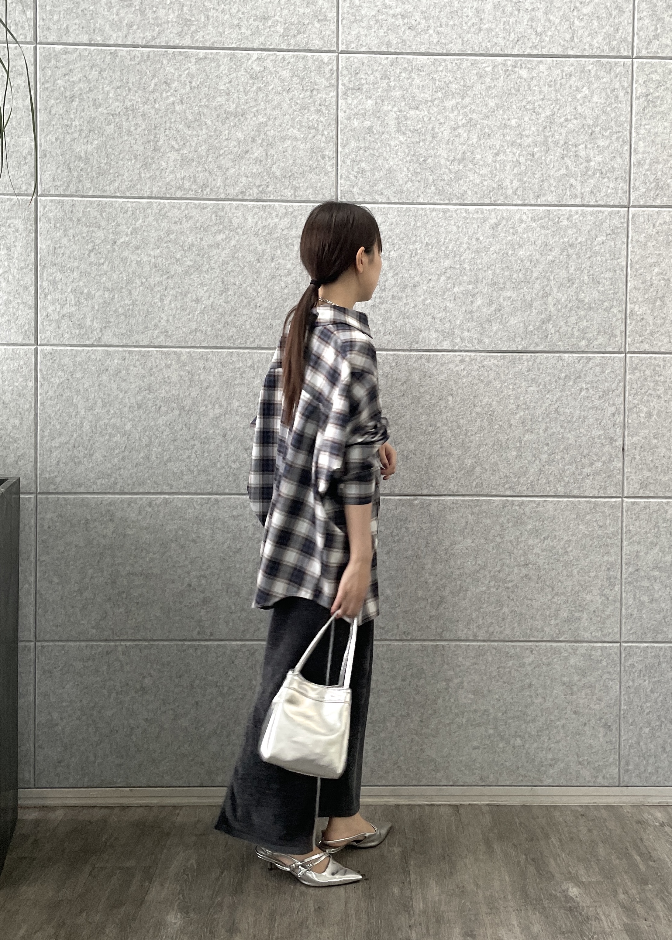 Renoさんの「INDIVI｜タイムレスフォルムシャツ【LIVE紹介／上枝みどりさん着用】」を使ったコーディネート