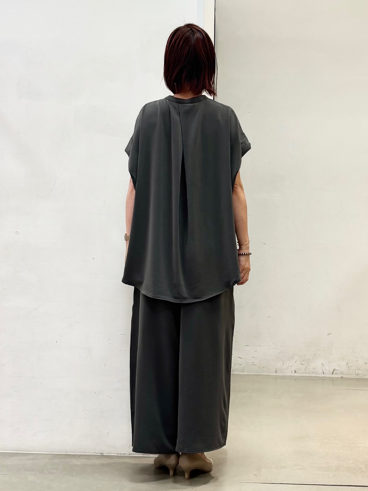 fujiさんの「THE SHOP TK｜【防シワ/UV/セットアップ可】やみつきになる とろみバンドカラーブラウス」を使ったコーディネート