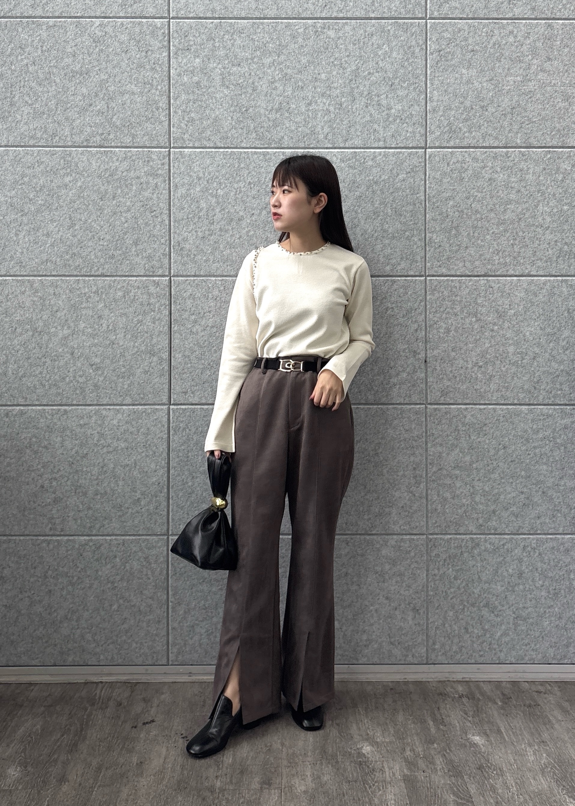 Renoさんの「INDIVI｜スタッズ付きカットオフニットトップス」を使ったコーディネート