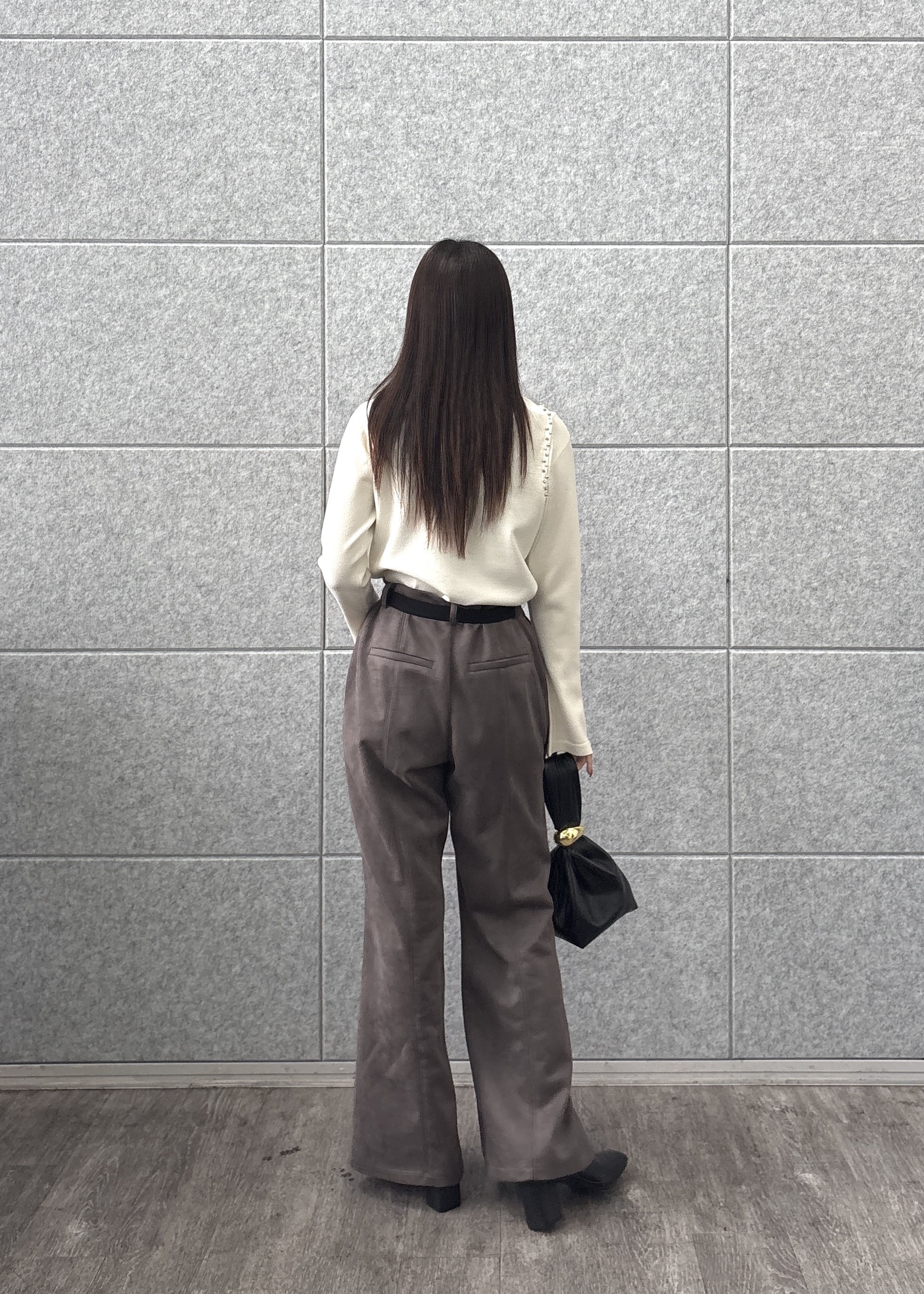 Renoさんの「INDIVI｜スタッズ付きカットオフニットトップス」を使ったコーディネート