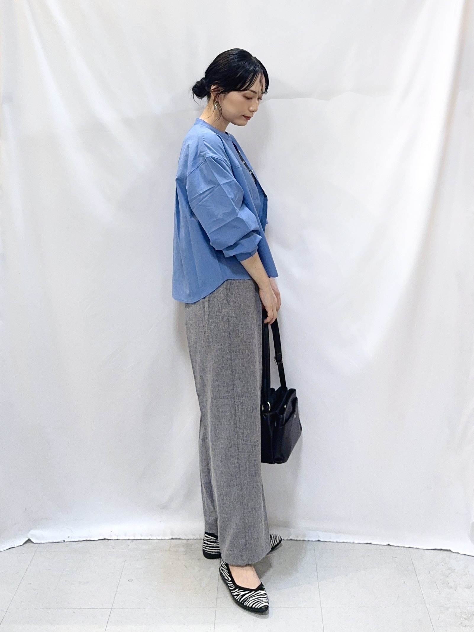 𝐇𝐢𝐫𝐨𝐦𝐢さんの「SHOO･LA･RUE｜【通気性〇/S-LL/洗濯機可】さらりと心地よい。ノーカラーシャツ」を使ったコーディネート