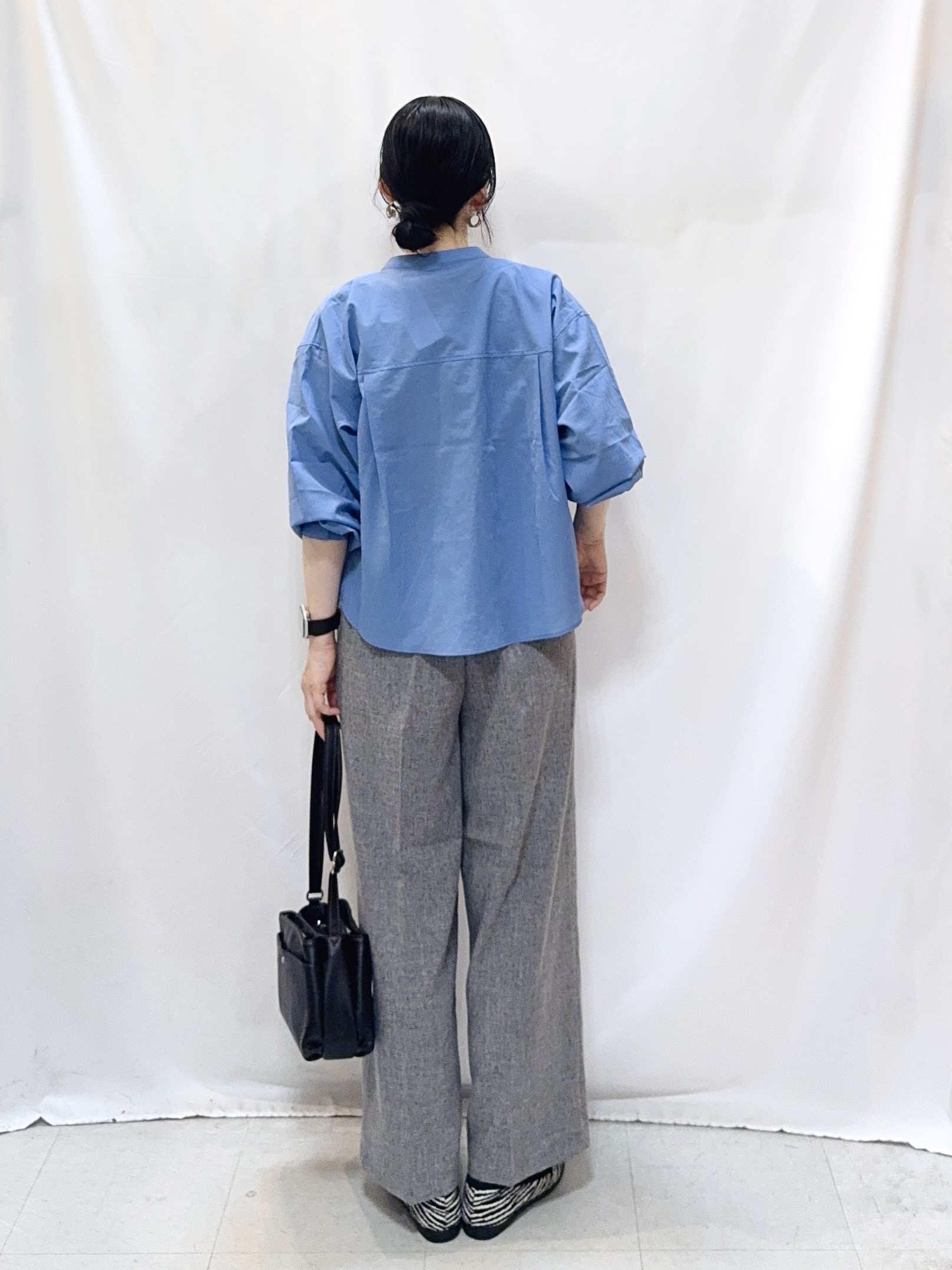 𝐇𝐢𝐫𝐨𝐦𝐢さんの「SHOO･LA･RUE｜【通気性〇/S-LL/洗濯機可】さらりと心地よい。ノーカラーシャツ」を使ったコーディネート