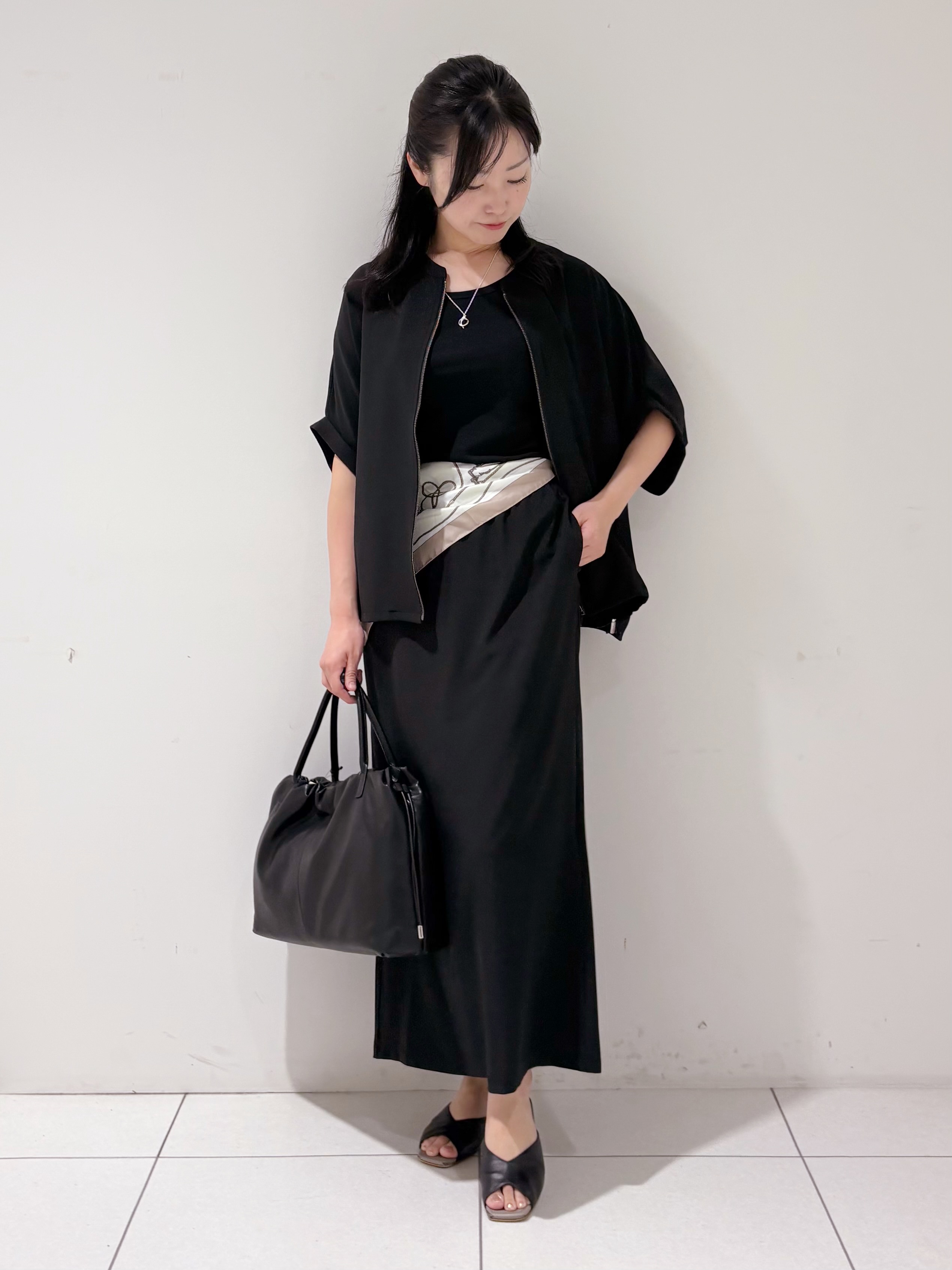momokoさんの「INDIVI｜【秋羽織り/着る日傘】ドルマンフォルムブルゾン」を使ったコーディネート