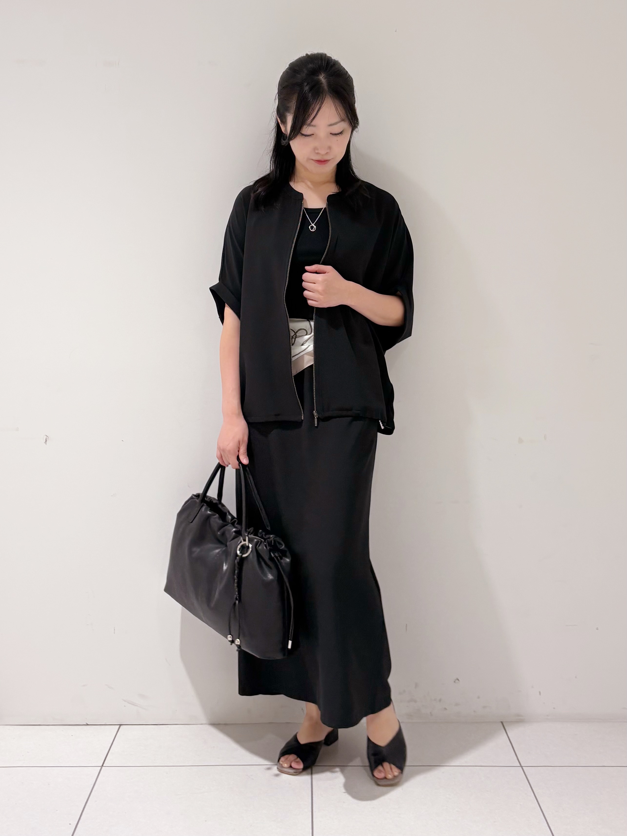 momokoさんの「INDIVI｜【秋羽織り/着る日傘】ドルマンフォルムブルゾン」を使ったコーディネート