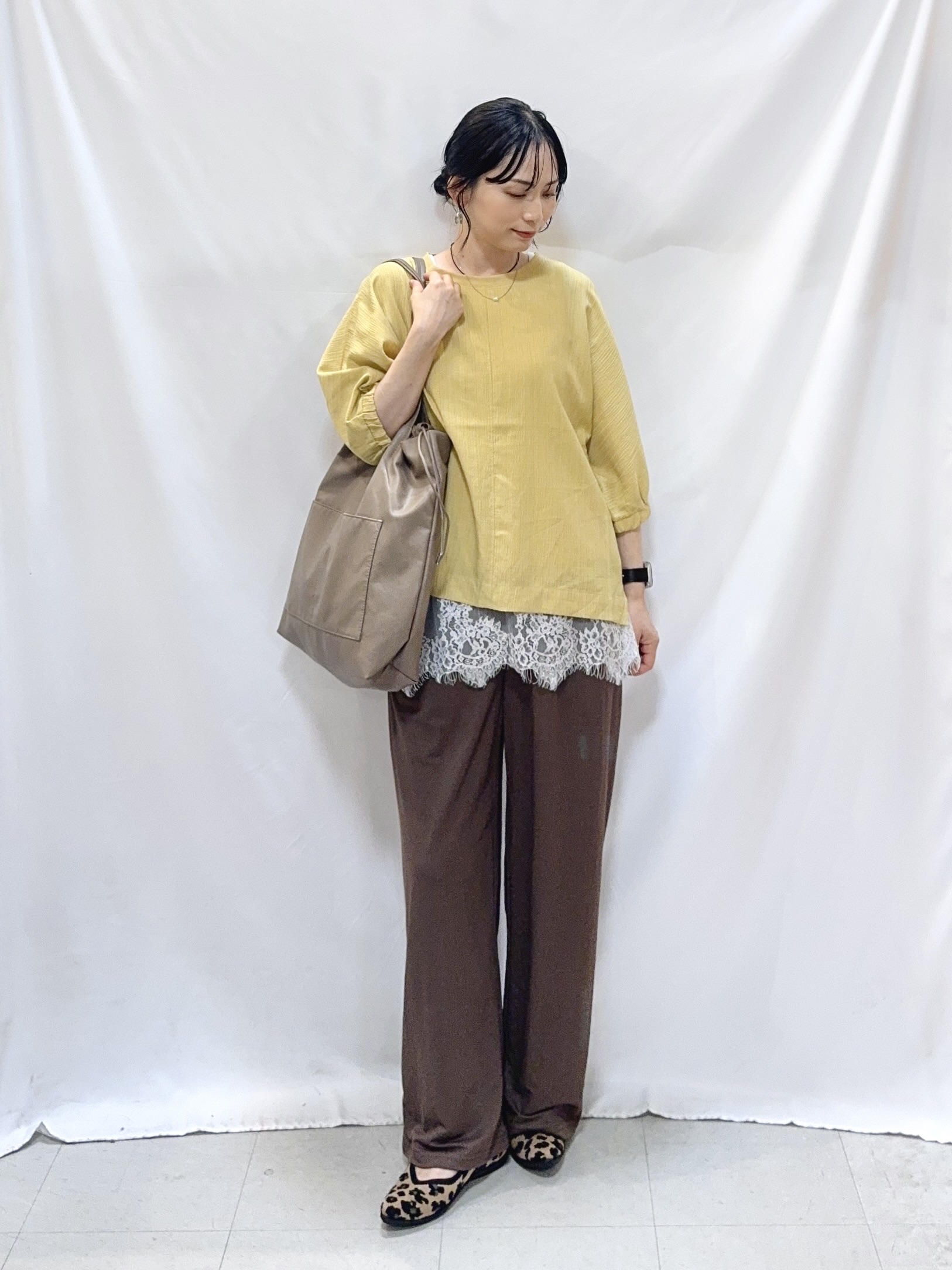 𝐇𝐢𝐫𝐨𝐦𝐢さんの「SHOO･LA･RUE｜【インせず着られる/洗濯後しわになりにくい】しぼしぼドルマンブラウス」を使ったコーディネート