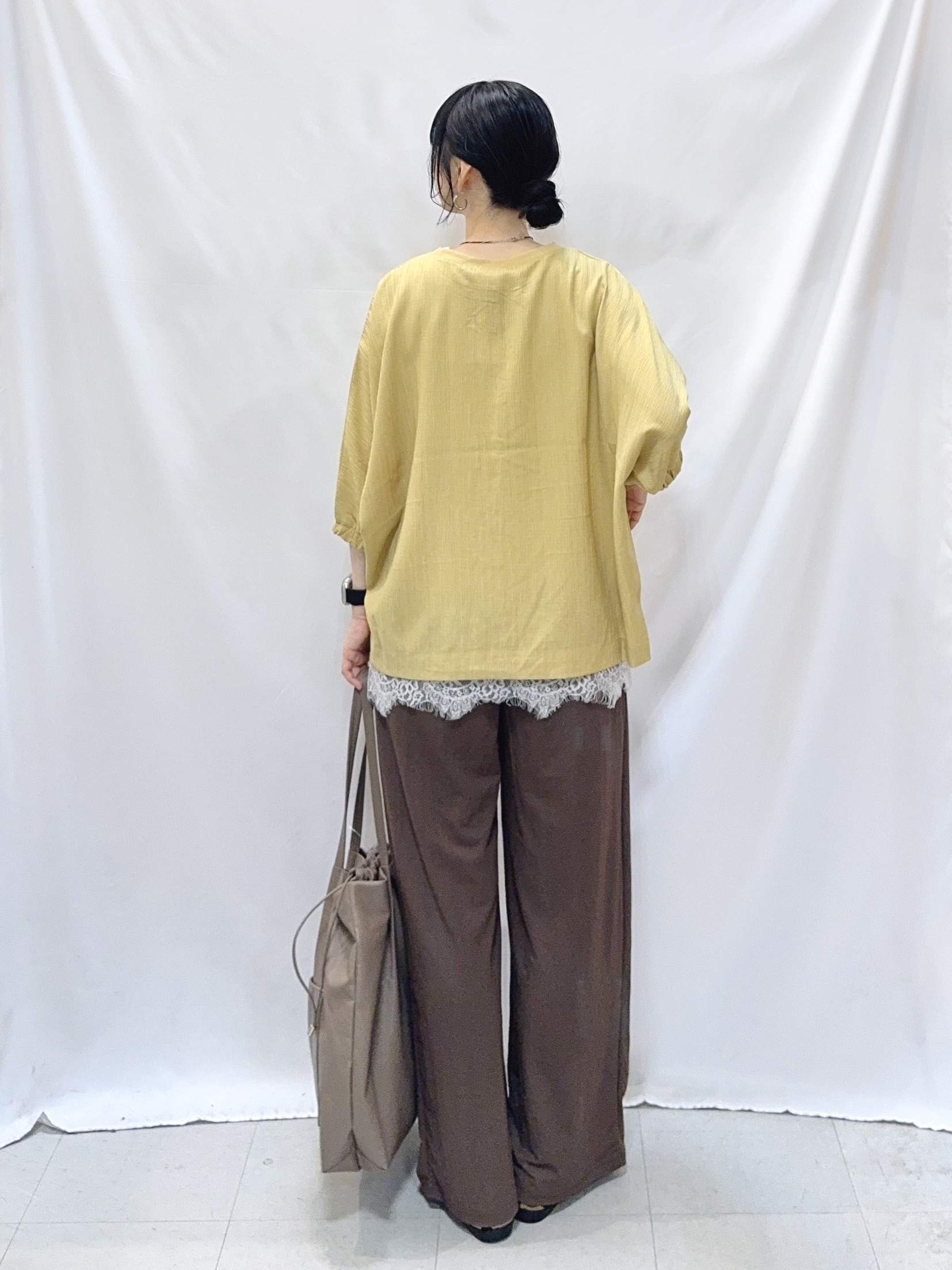 𝐇𝐢𝐫𝐨𝐦𝐢さんの「SHOO･LA･RUE｜【インせず着られる/洗濯後しわになりにくい】しぼしぼドルマンブラウス」を使ったコーディネート