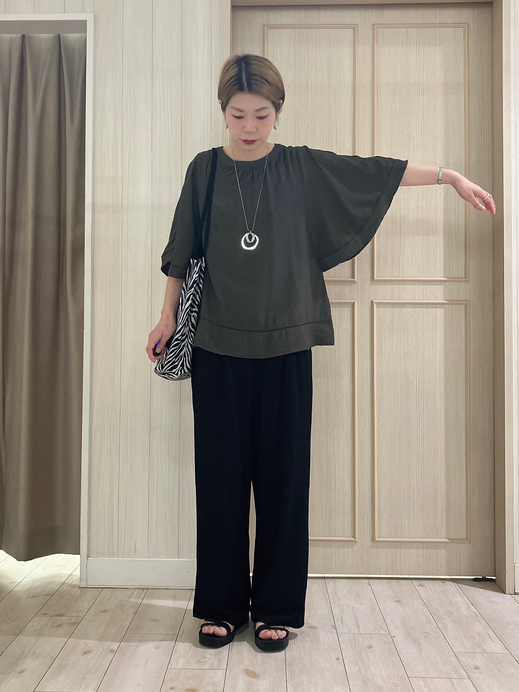 Turnerさんの「SHOO･LA･RUE｜【S-LL/洗濯機可/体型カバー】はしごレースがポイント スラブポンチョ風ブラウス」を使ったコーディネート