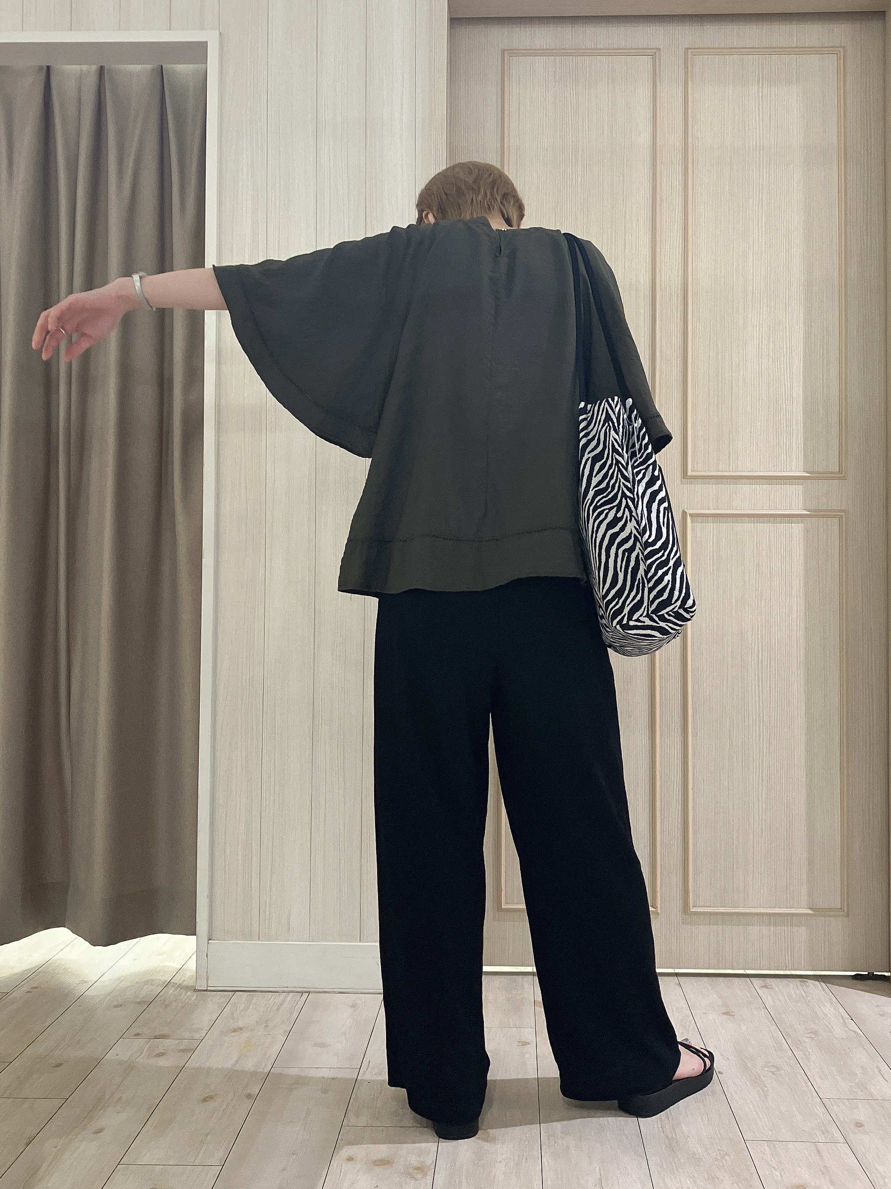 Turnerさんの「SHOO･LA･RUE｜【S-LL/洗濯機可/体型カバー】はしごレースがポイント スラブポンチョ風ブラウス」を使ったコーディネート