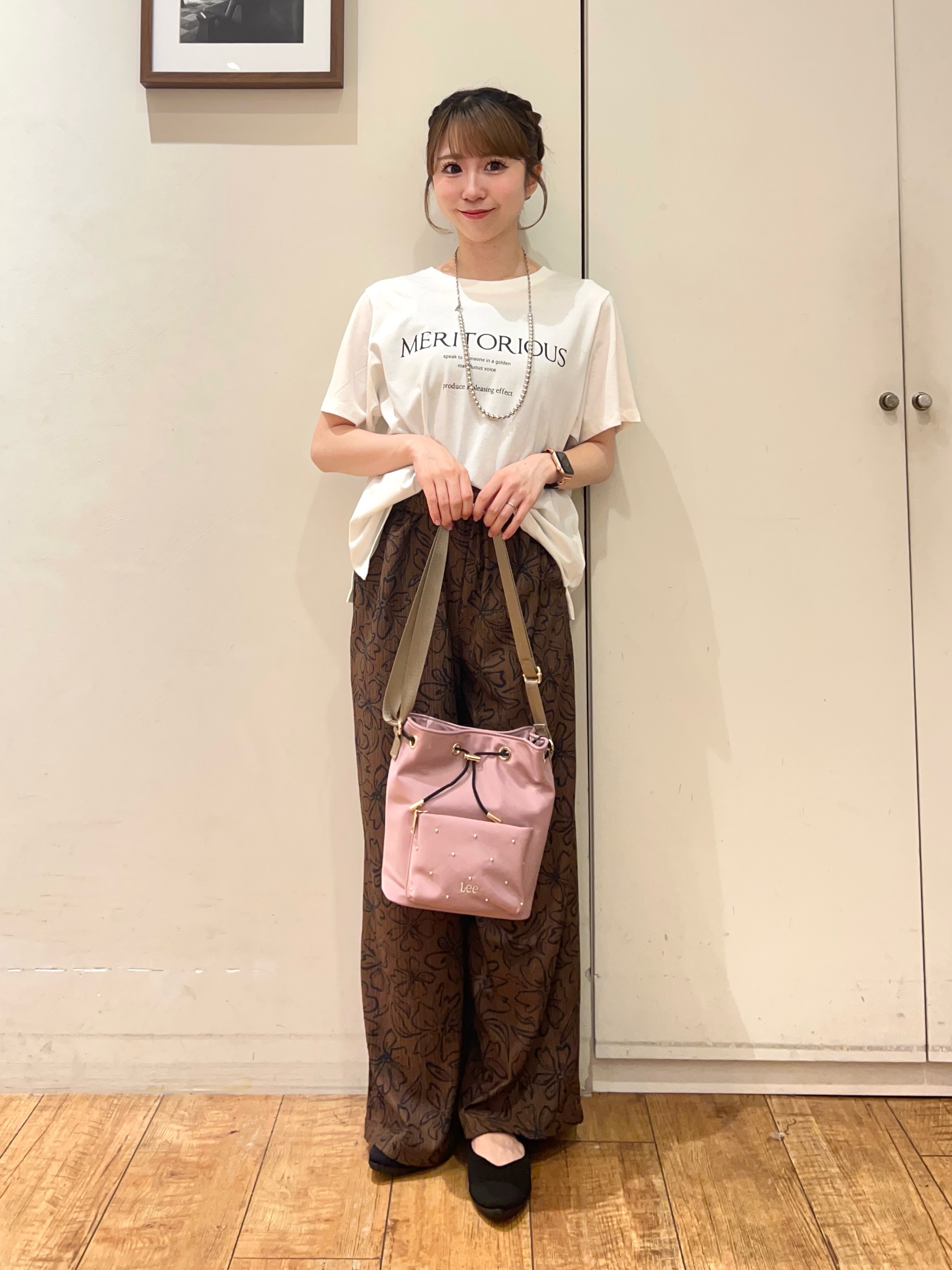 AIRIさんの「SHOO･LA･RUE｜【S-LL/洗濯機可】大人のベーシックカラープリントTシャツ」を使ったコーディネート