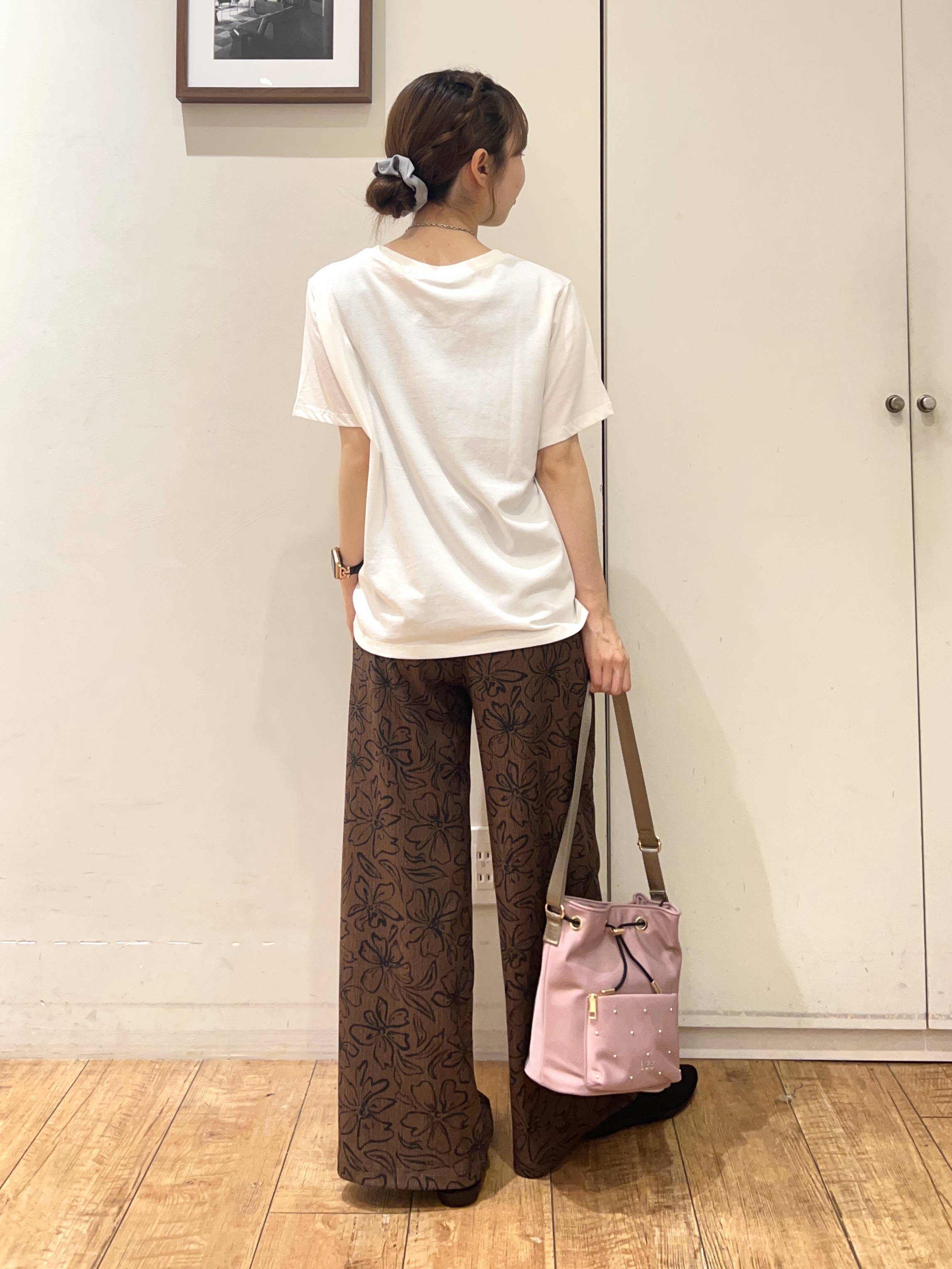 AIRIさんの「SHOO･LA･RUE｜【S-LL/洗濯機可】大人のベーシックカラープリントTシャツ」を使ったコーディネート