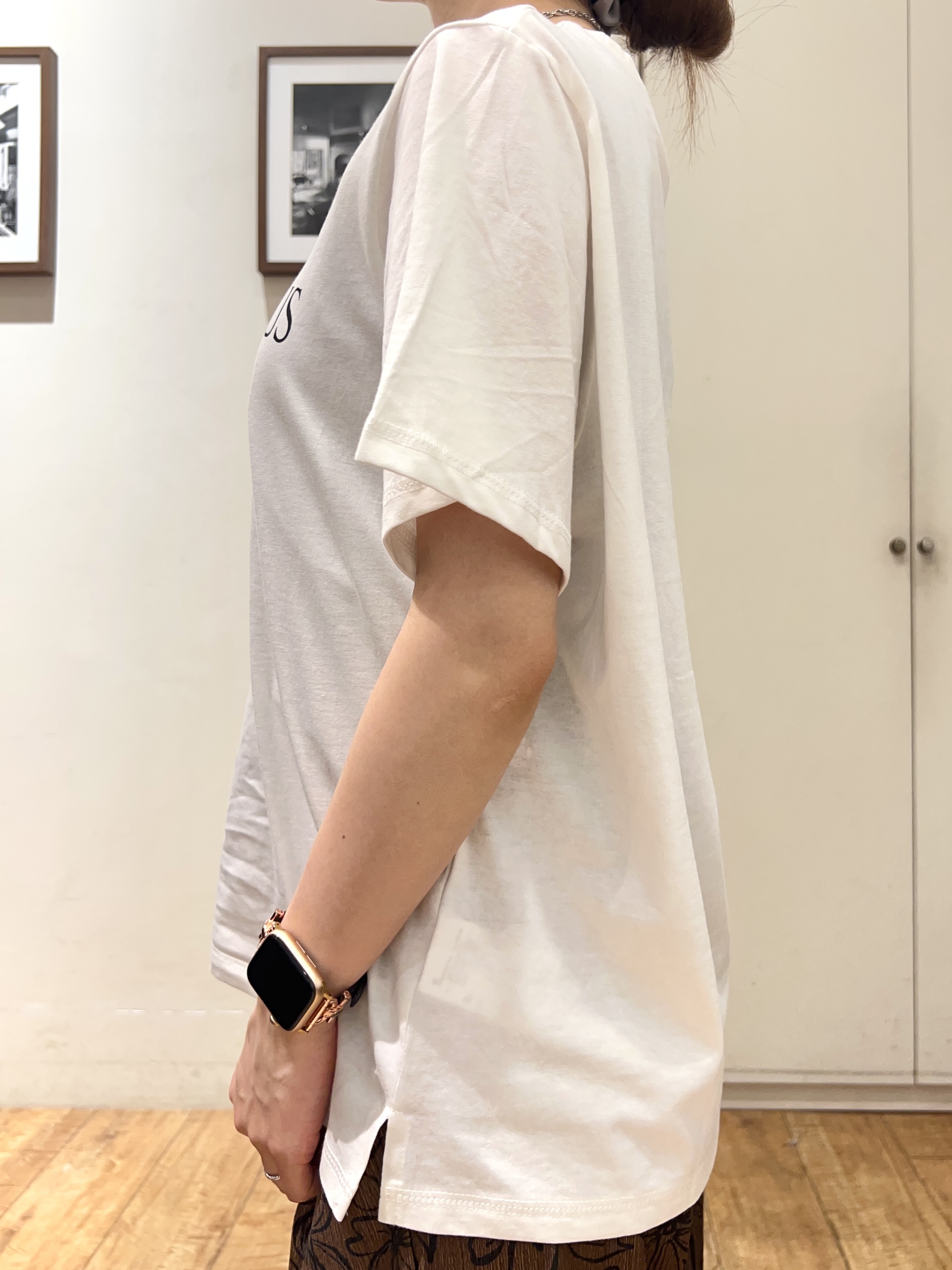AIRIさんの「SHOO･LA･RUE｜【S-LL/洗濯機可】大人のベーシックカラープリントTシャツ」を使ったコーディネート