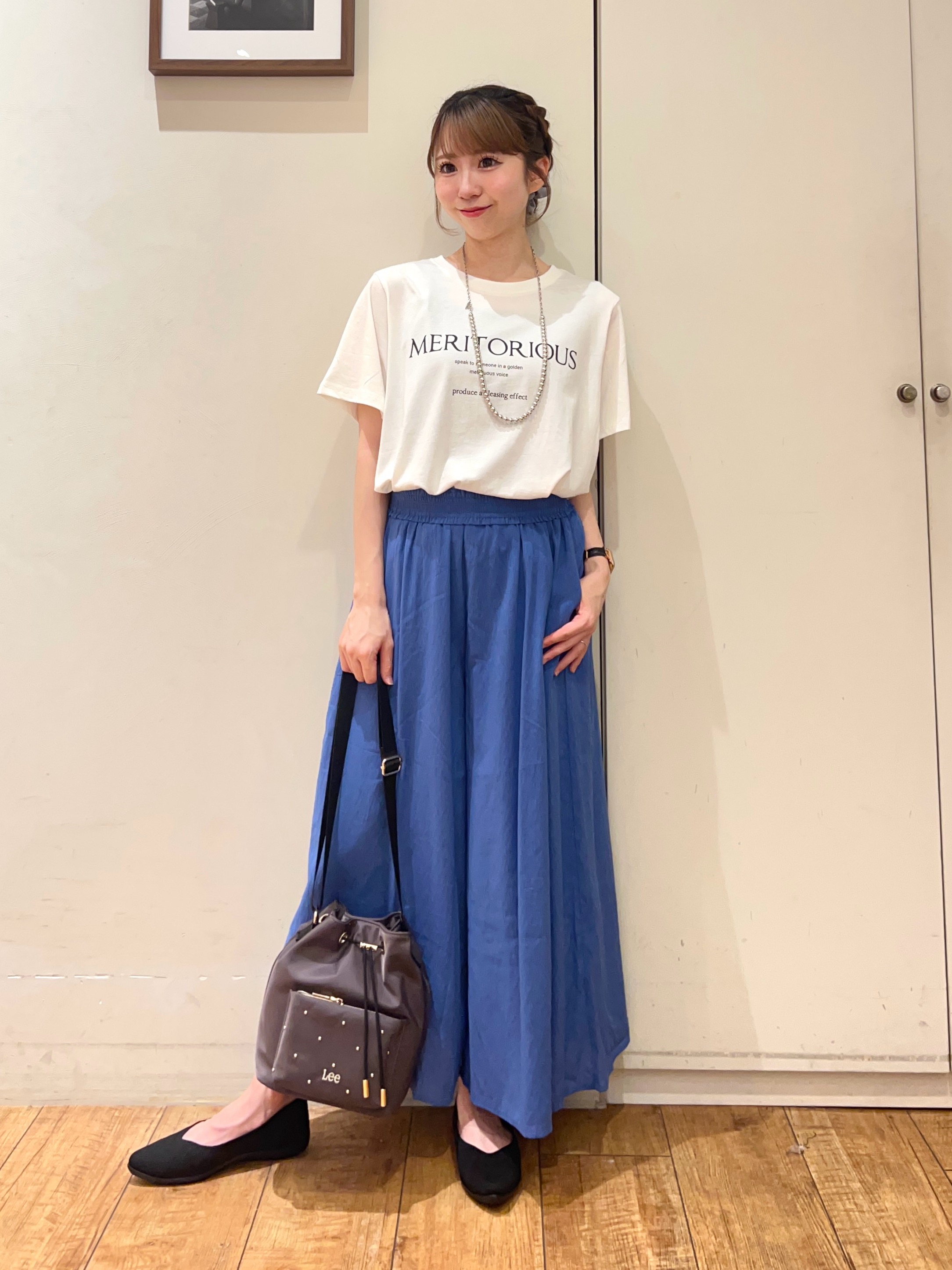 AIRIさんの「SHOO･LA･RUE｜【S-LL/洗濯機可】大人のベーシックカラープリントTシャツ」を使ったコーディネート