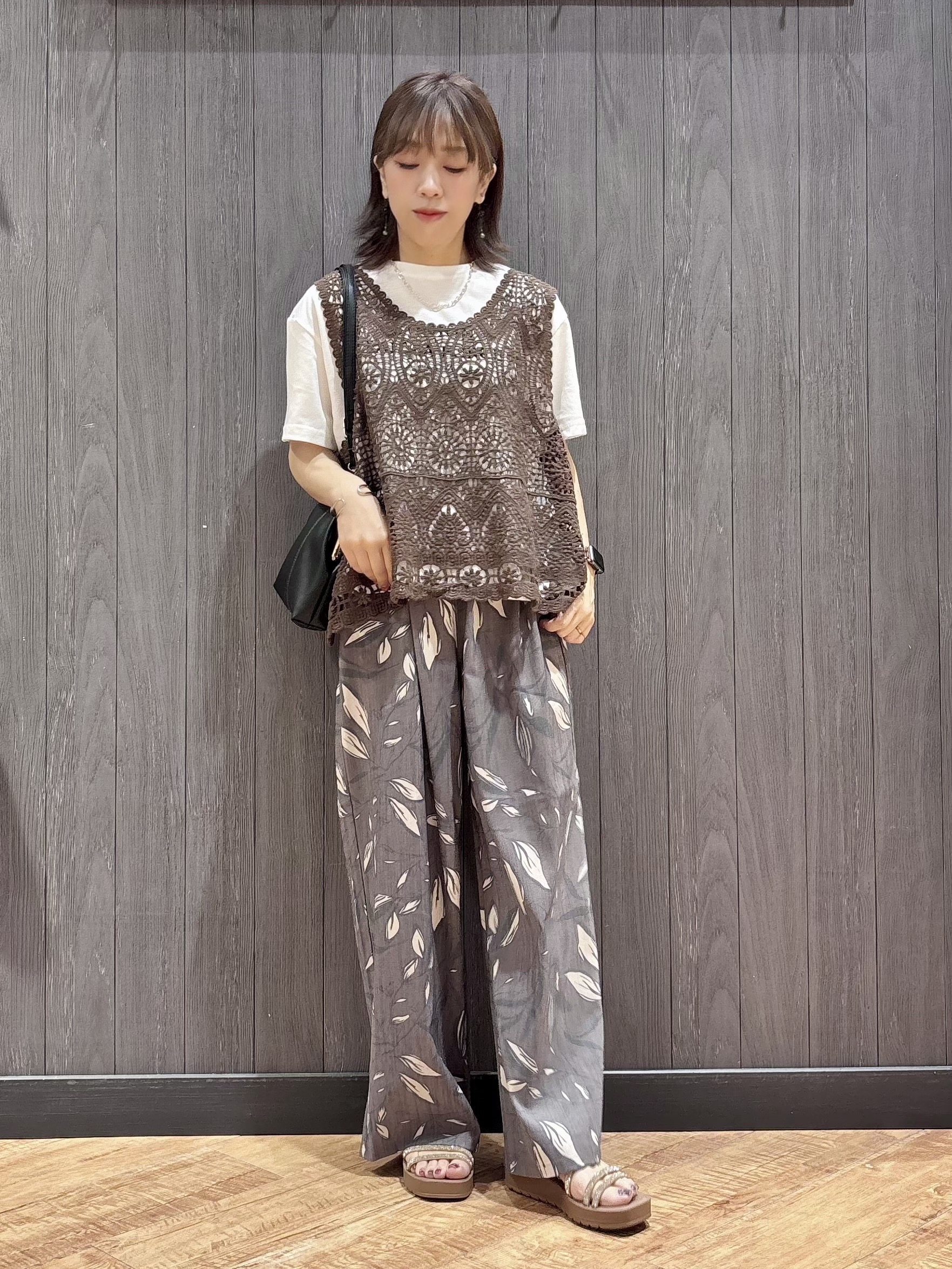meiさんの「SHOO･LA･RUE｜【2点セット/体型カバー】瞬間レイヤードコーデが完成 クロシェ編みベスト+ロゴT」を使ったコーディネート