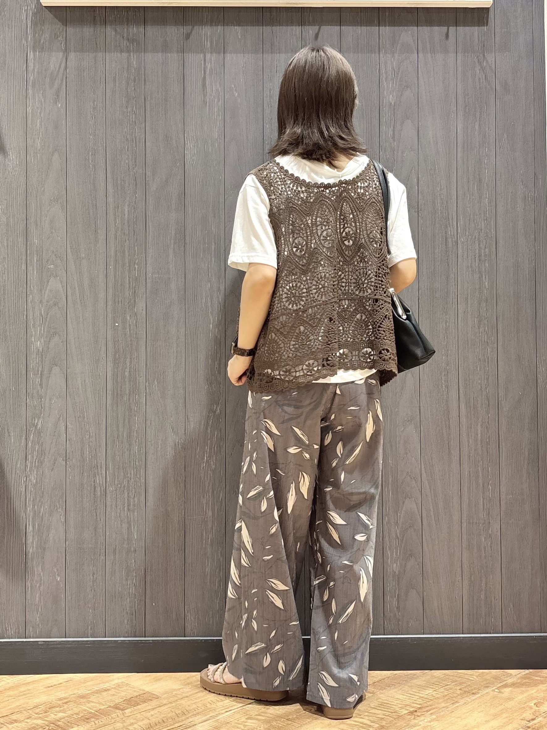meiさんの「SHOO･LA･RUE｜【2点セット/体型カバー】瞬間レイヤードコーデが完成 クロシェ編みベスト+ロゴT」を使ったコーディネート