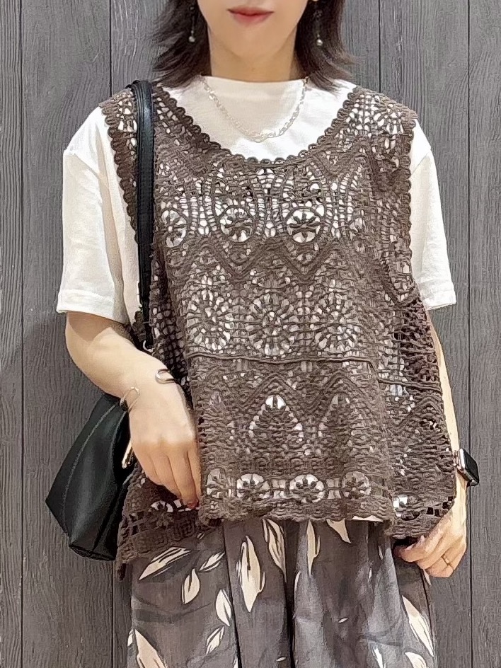 meiさんの「SHOO･LA･RUE｜【2点セット/体型カバー】瞬間レイヤードコーデが完成 クロシェ編みベスト+ロゴT」を使ったコーディネート