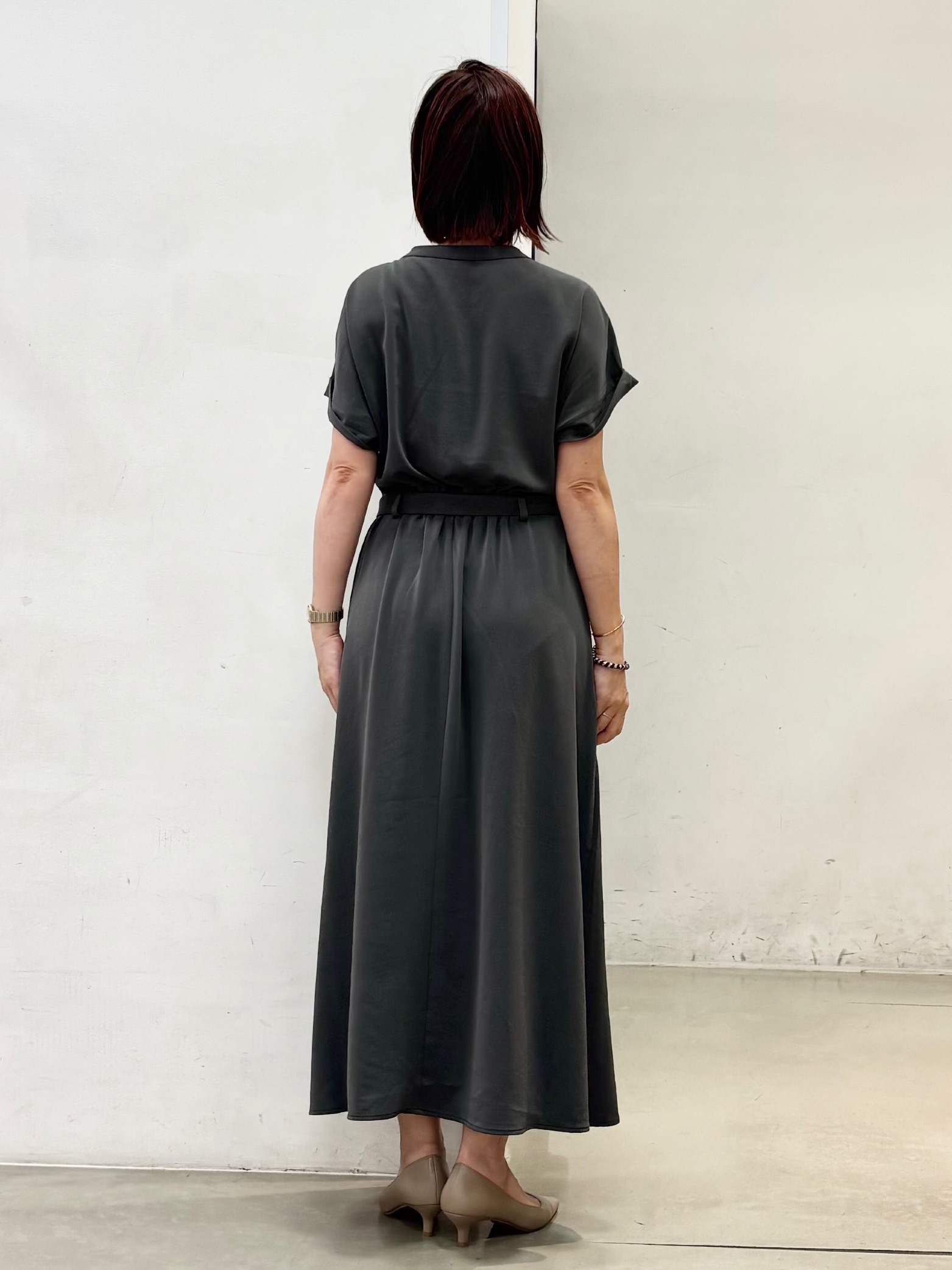 fujiさんの「THE SHOP TK｜【M-XL/防しわ/UV】やみつきになる とろみスキッパーワンピース」を使ったコーディネート